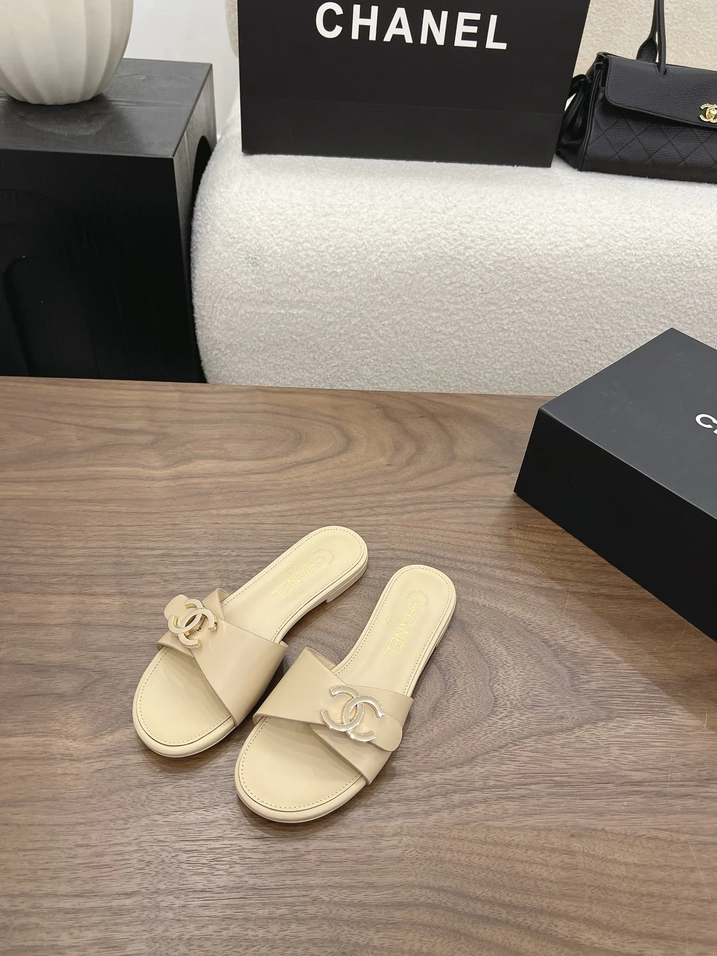 Women's Flip-Flops CHANEL 17710032