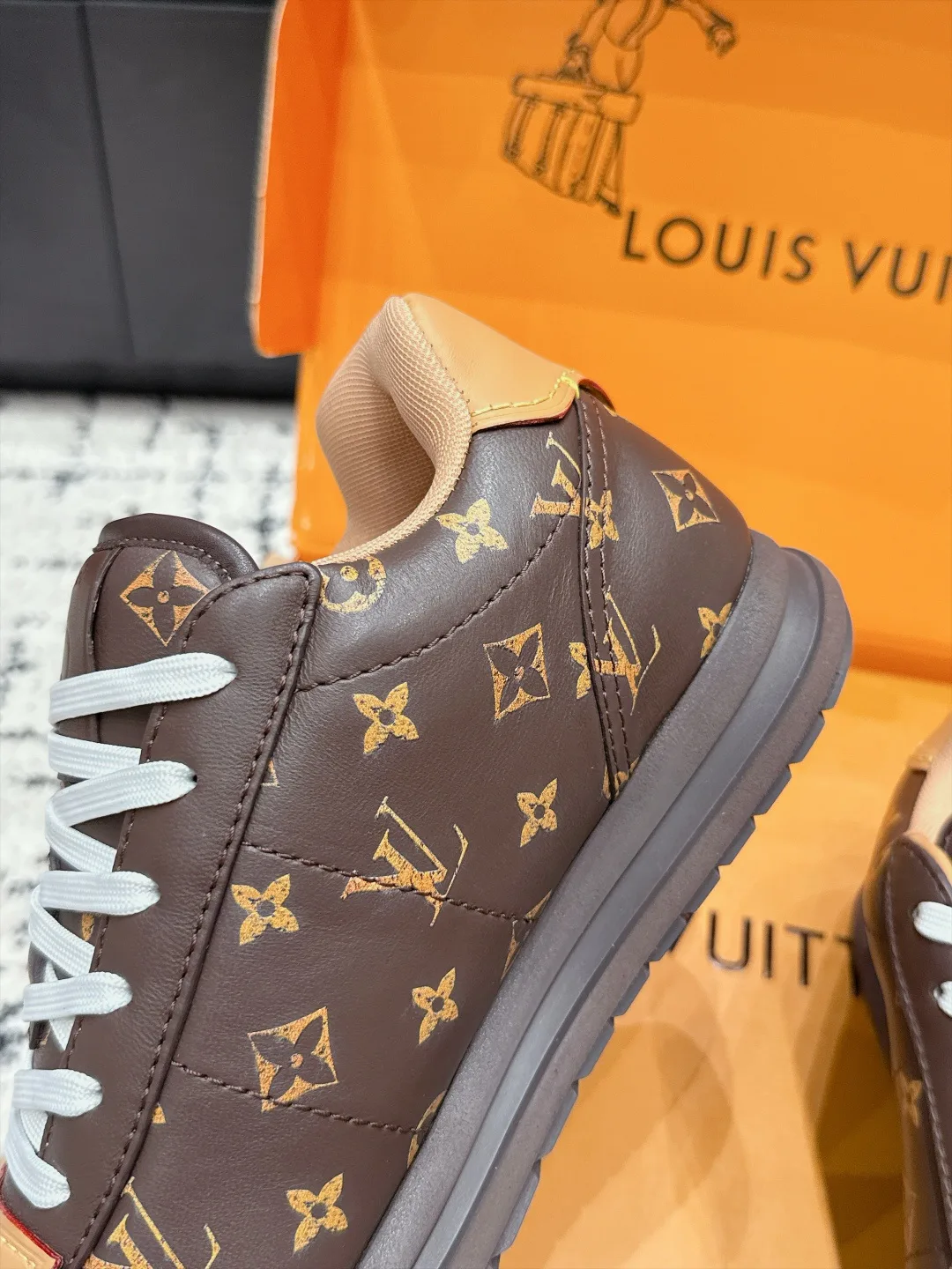 Women's Sneakers LOUIS VUITTON 18406470