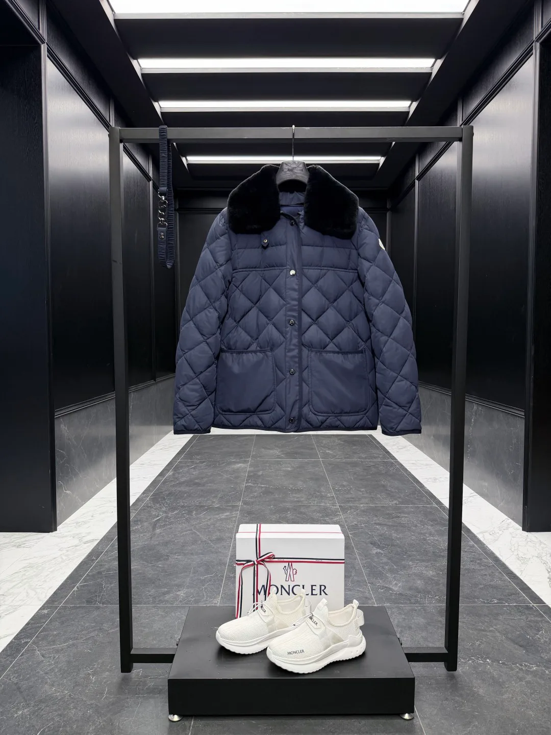 Women's Jackets And Down Jackets MONCLER 18111371