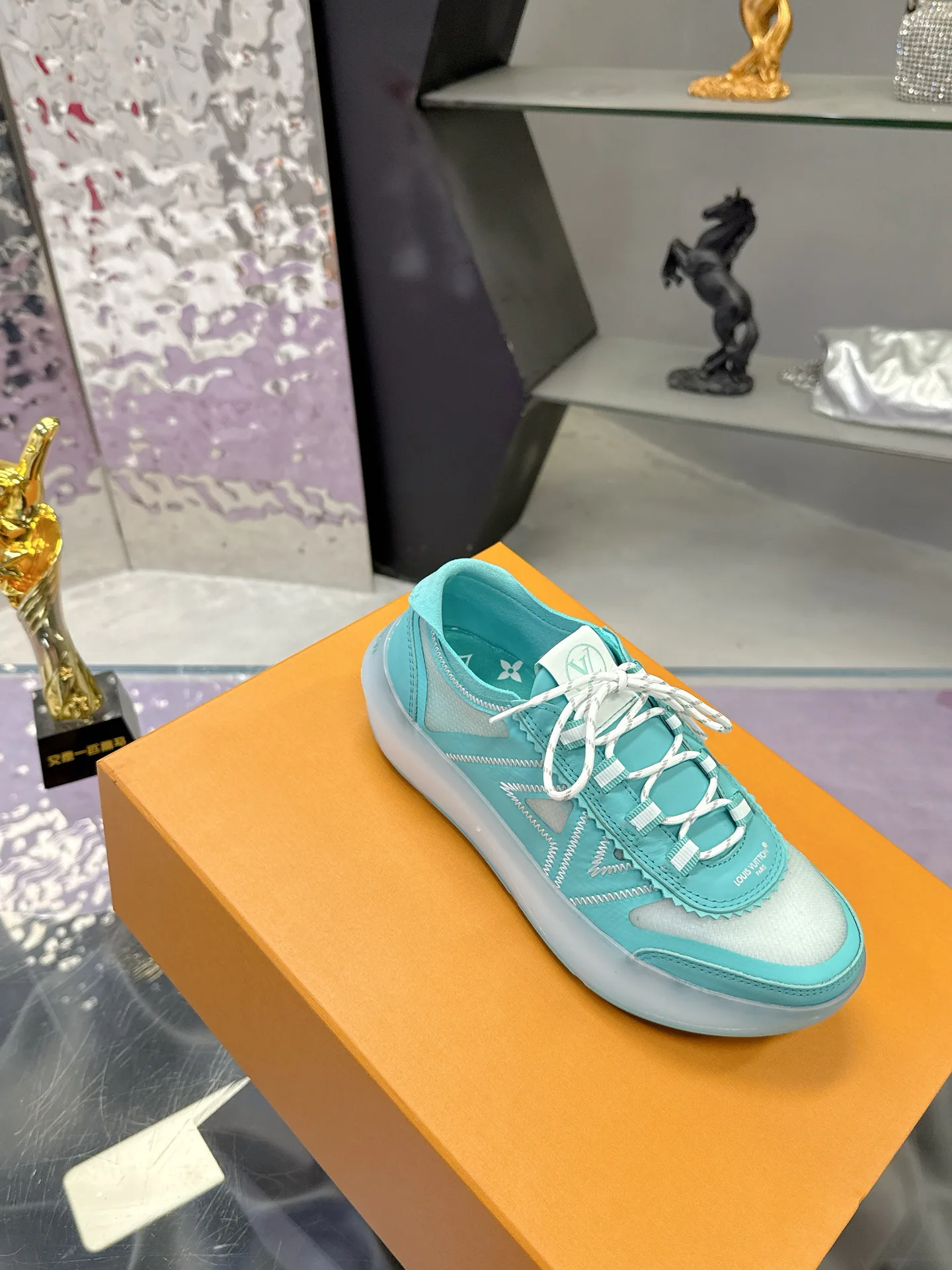 Women's Sneakers LOUIS VUITTON 17368547