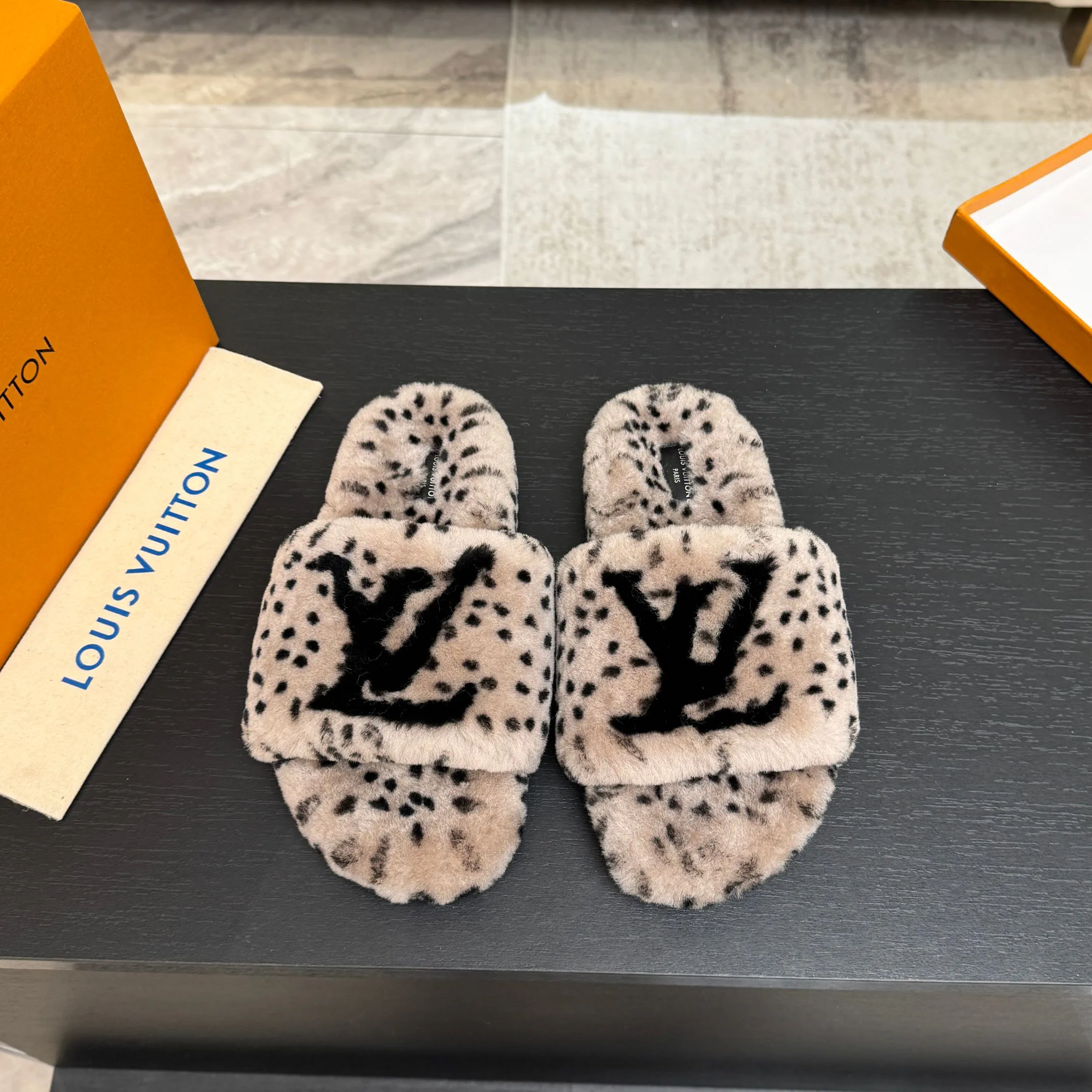 Women's Slippers LOUIS VUITTON 18062767