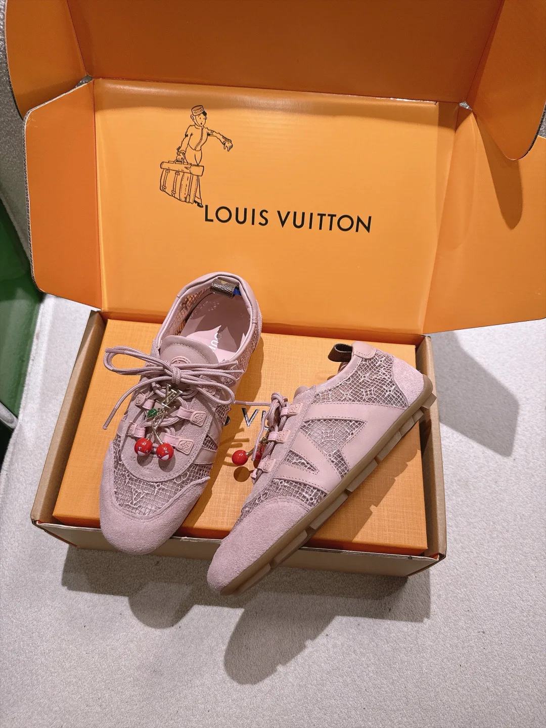 Women's Sneakers LOUIS VUITTON 18152835