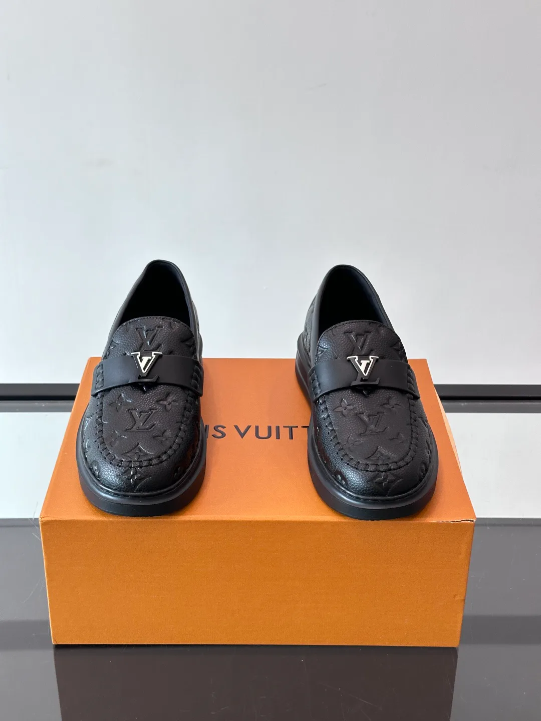 Men's Loafers And Dress Shoes LOUIS VUITTON 18400590