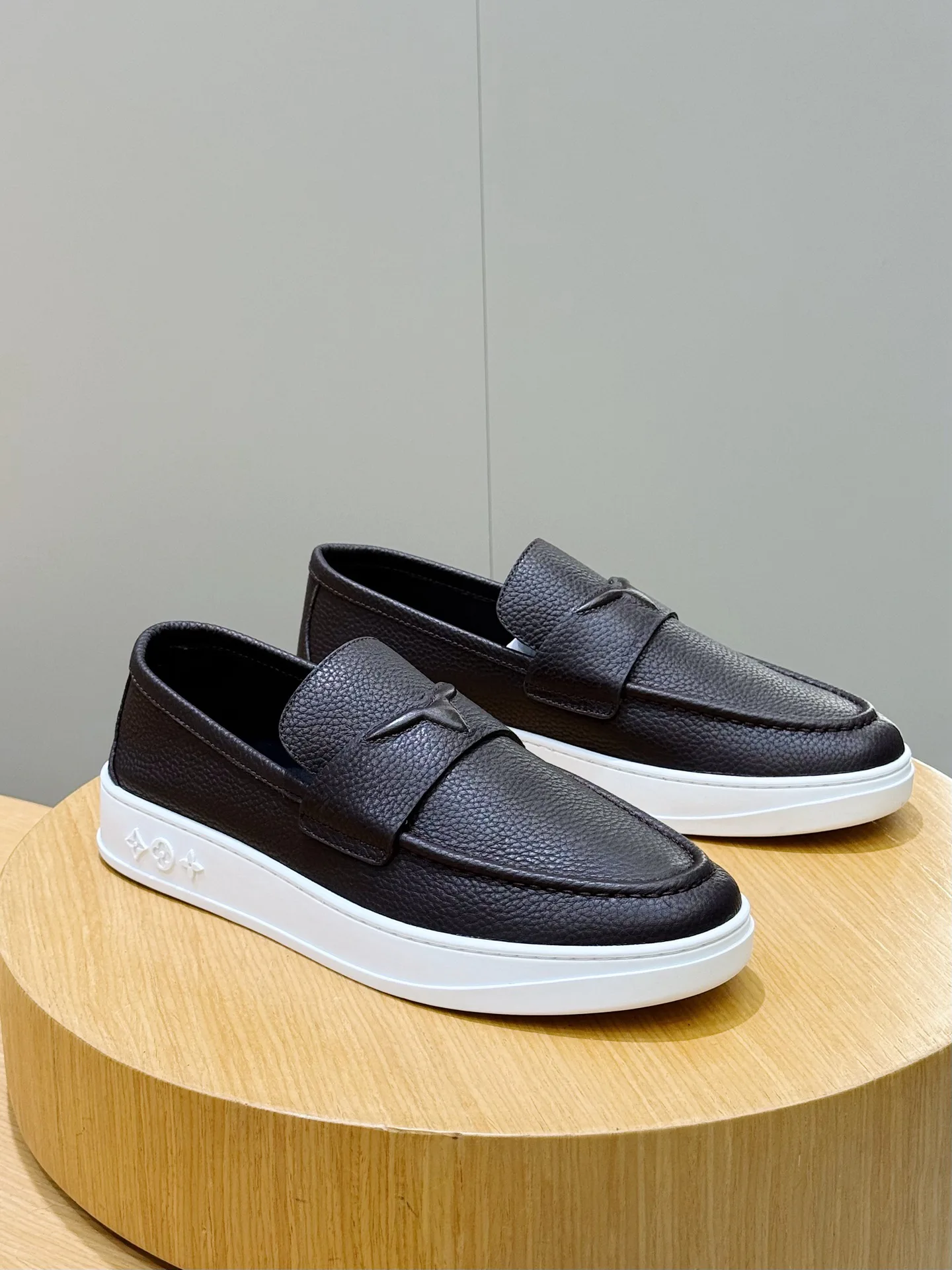 Men's Loafers And Dress Shoes LOUIS VUITTON 18100902