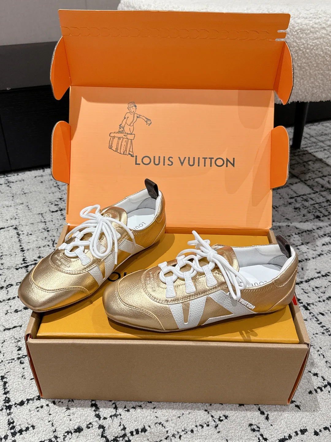 Women's Sneakers LOUIS VUITTON 18409705