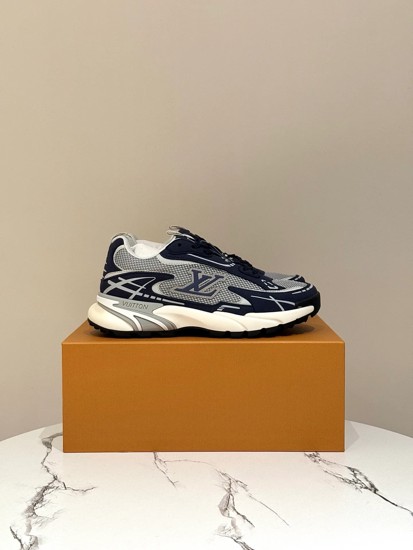 Women's Sneakers LOUIS VUITTON 17872791