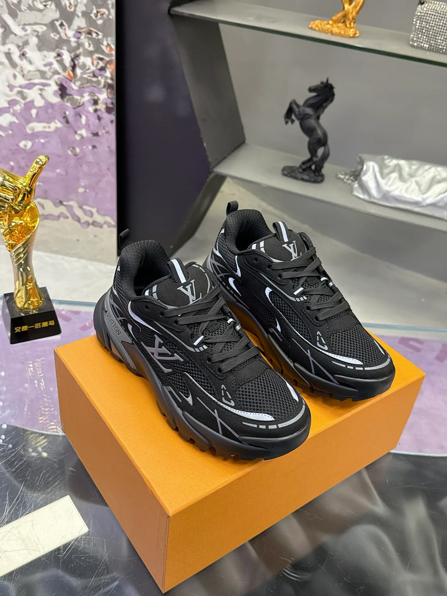 Men's Sneakers LOUIS VUITTON 17530451