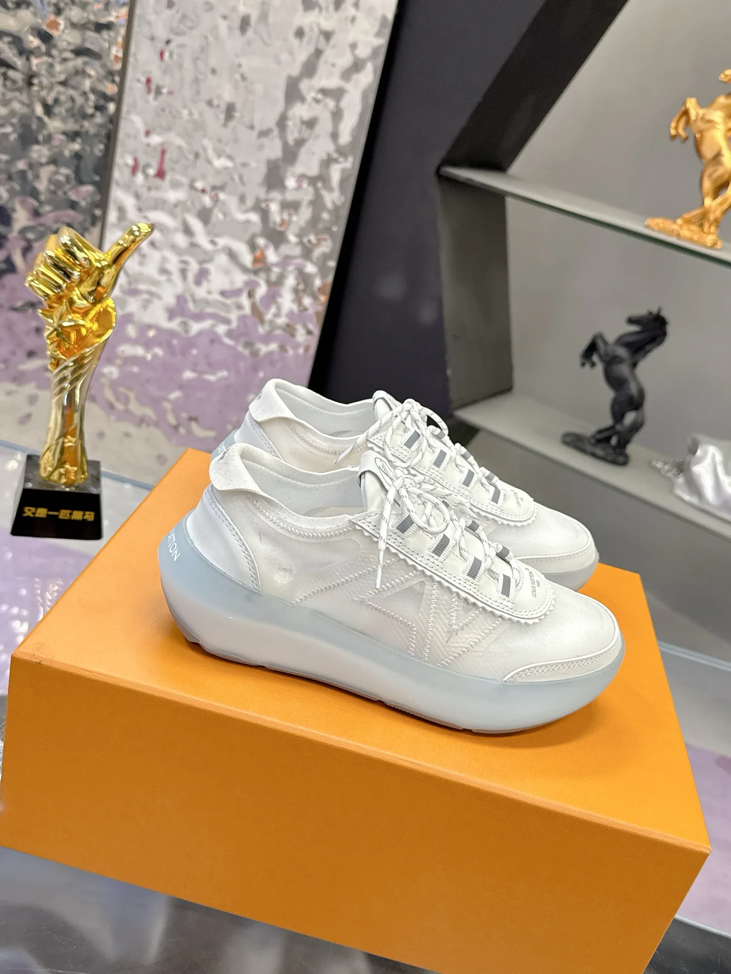 Women's Sneakers LOUIS VUITTON 17368529