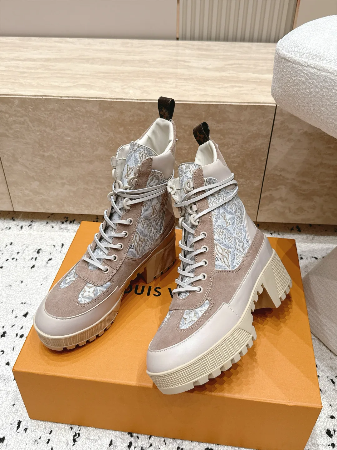 Ботинки Женские Louis Vuitton 18685946