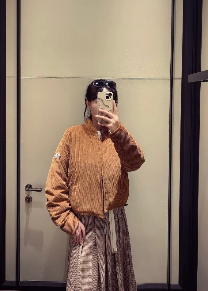 Women's Jackets And Down Jackets MONCLER 18542656