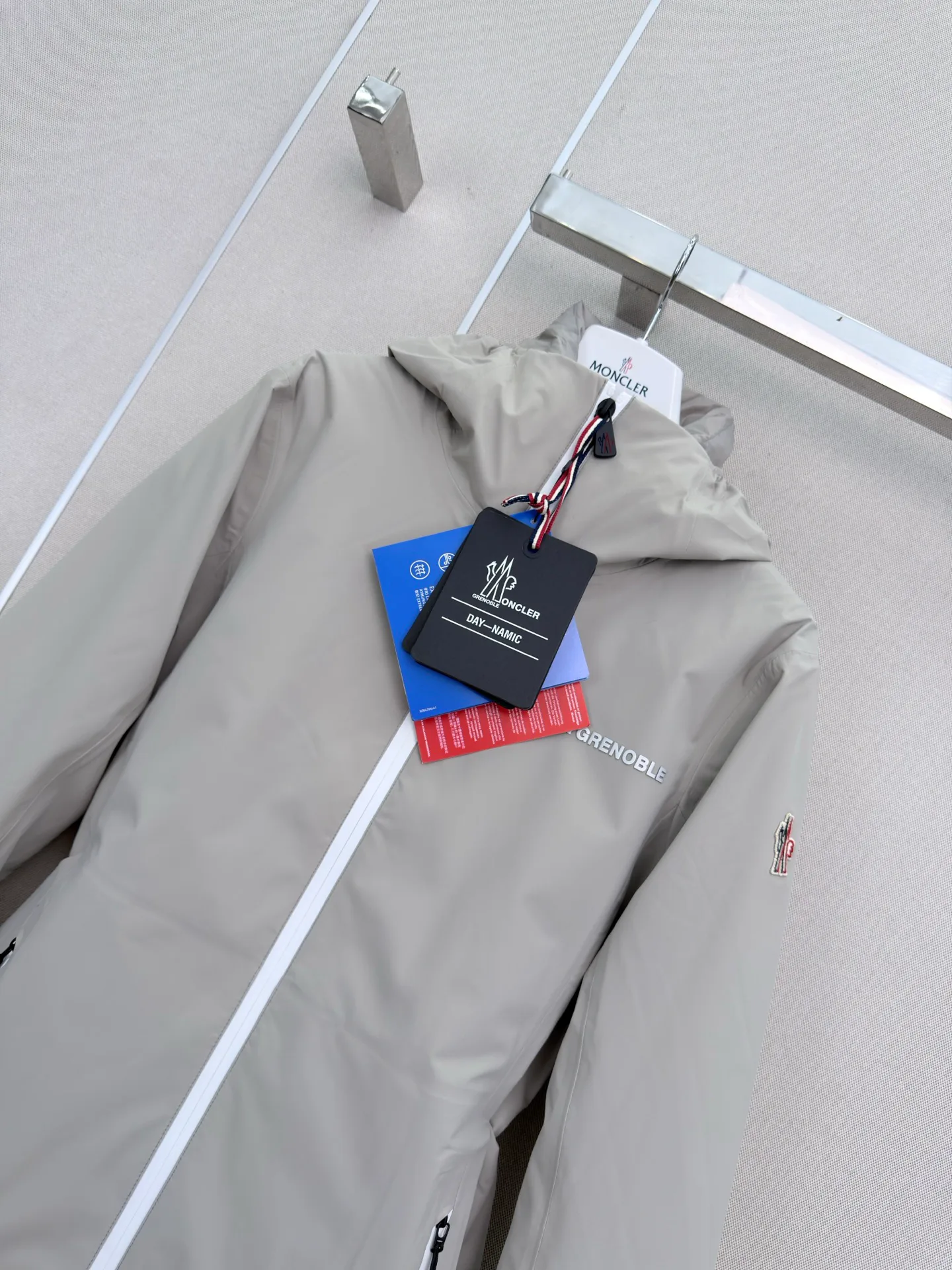 Women's Jackets And Down Jackets MONCLER 18501655