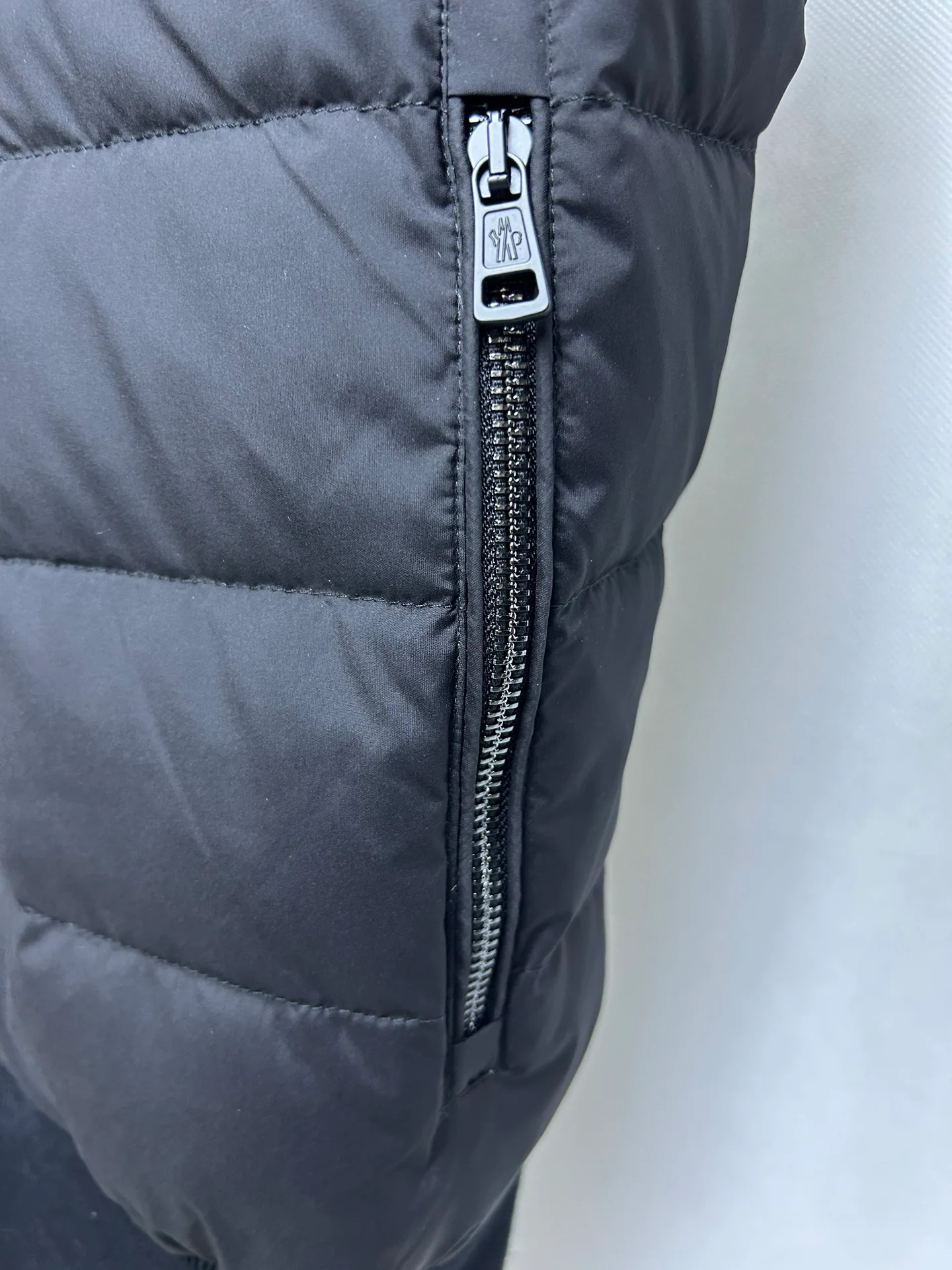 Women's Jackets And Down Jackets MONCLER 17323195