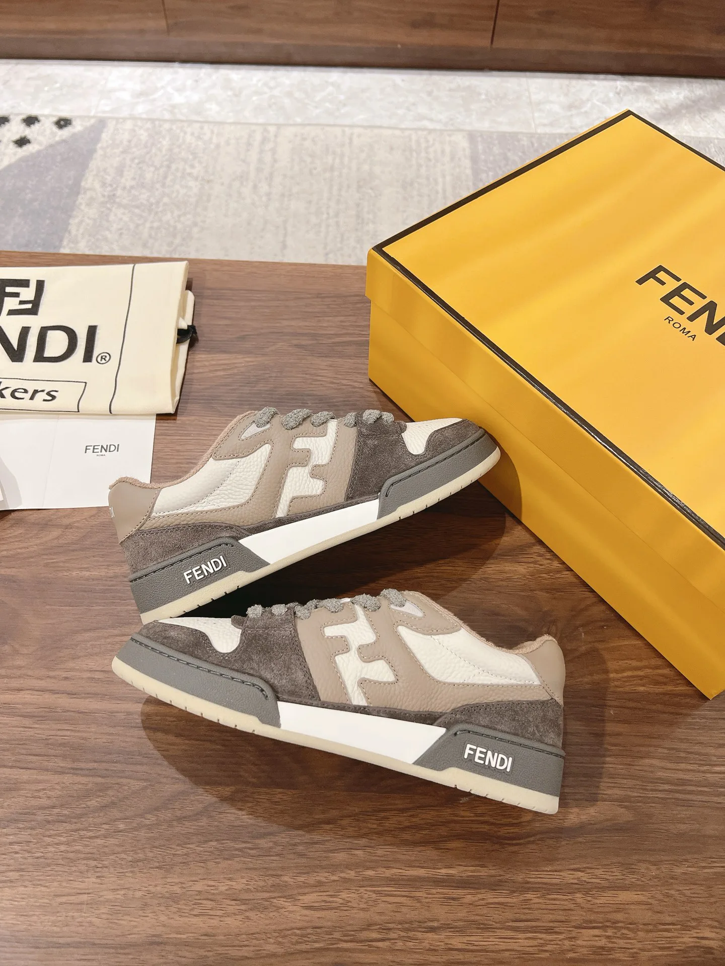 Women's Sneakers FENDI 18219595