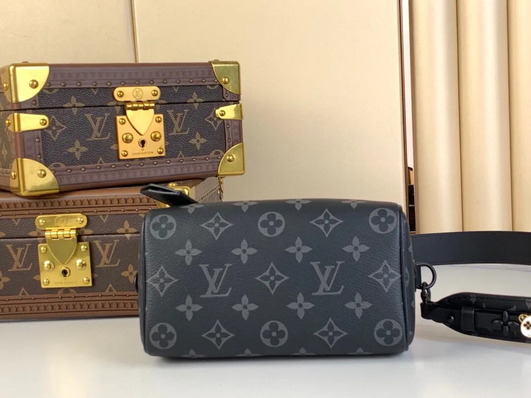 Women's Shoulder Bags LOUIS VUITTON 18227597