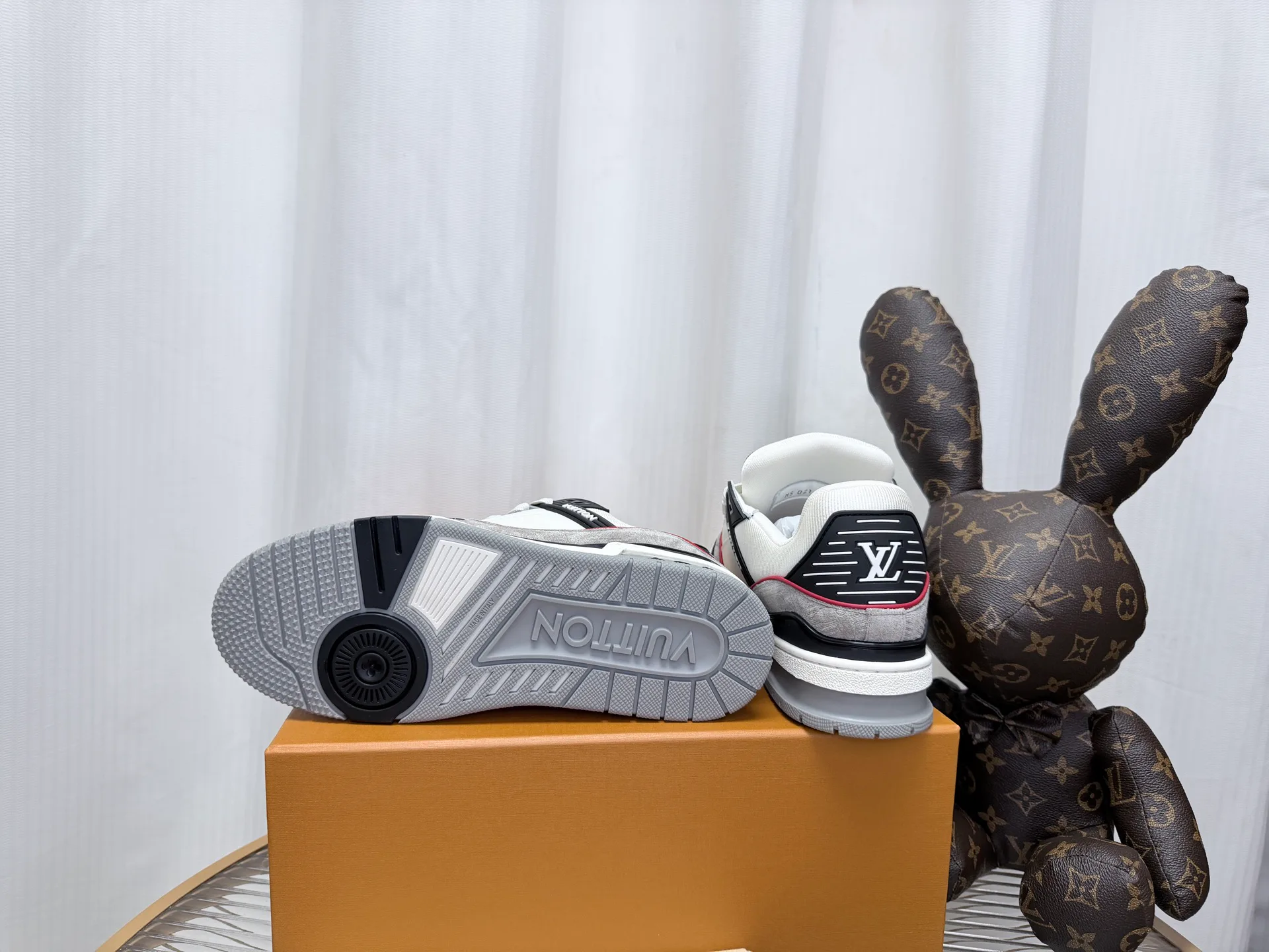 Women's Sneakers LOUIS VUITTON 18234391