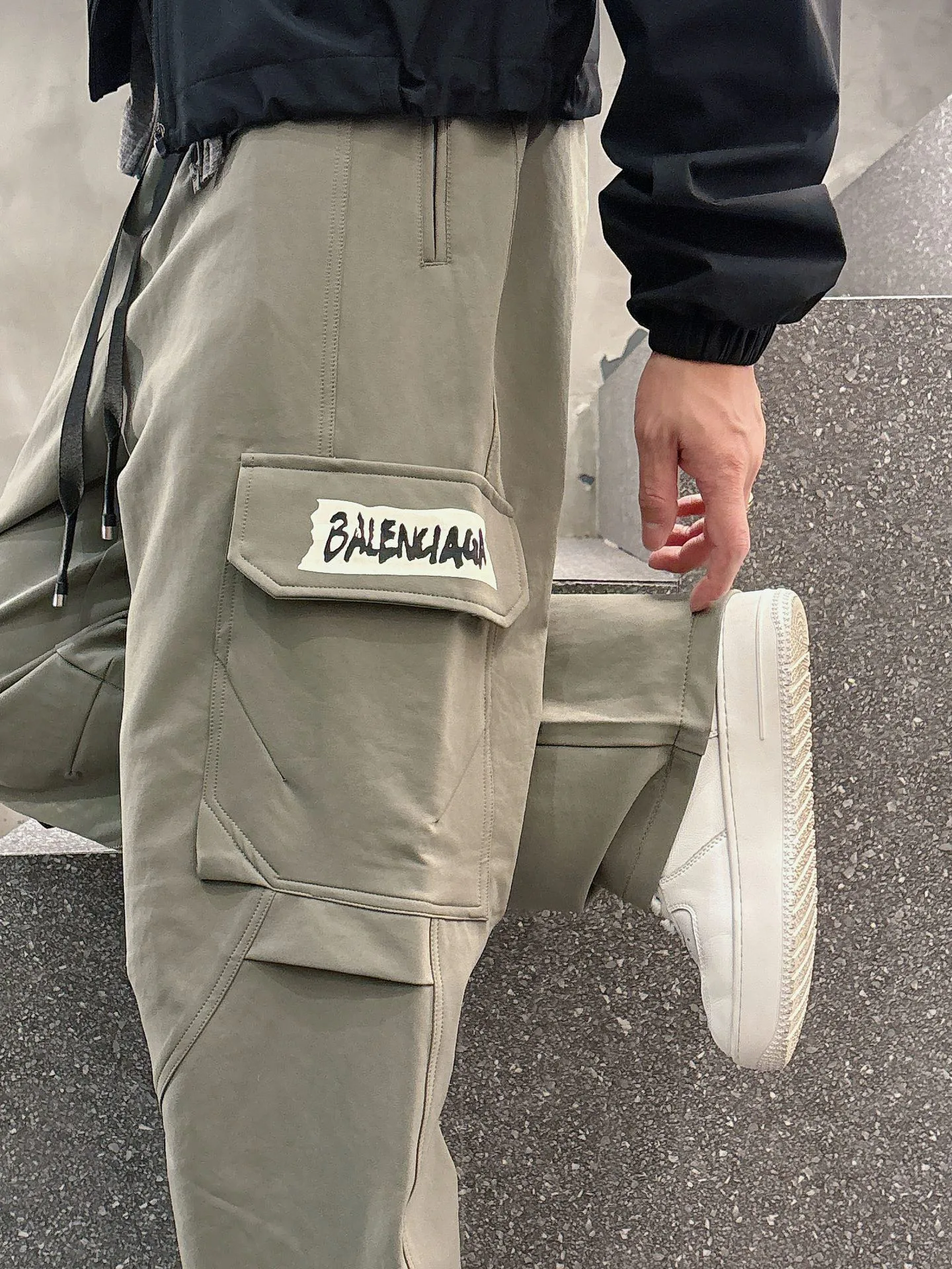 Men's Trousers BALENCIAGA 18340446