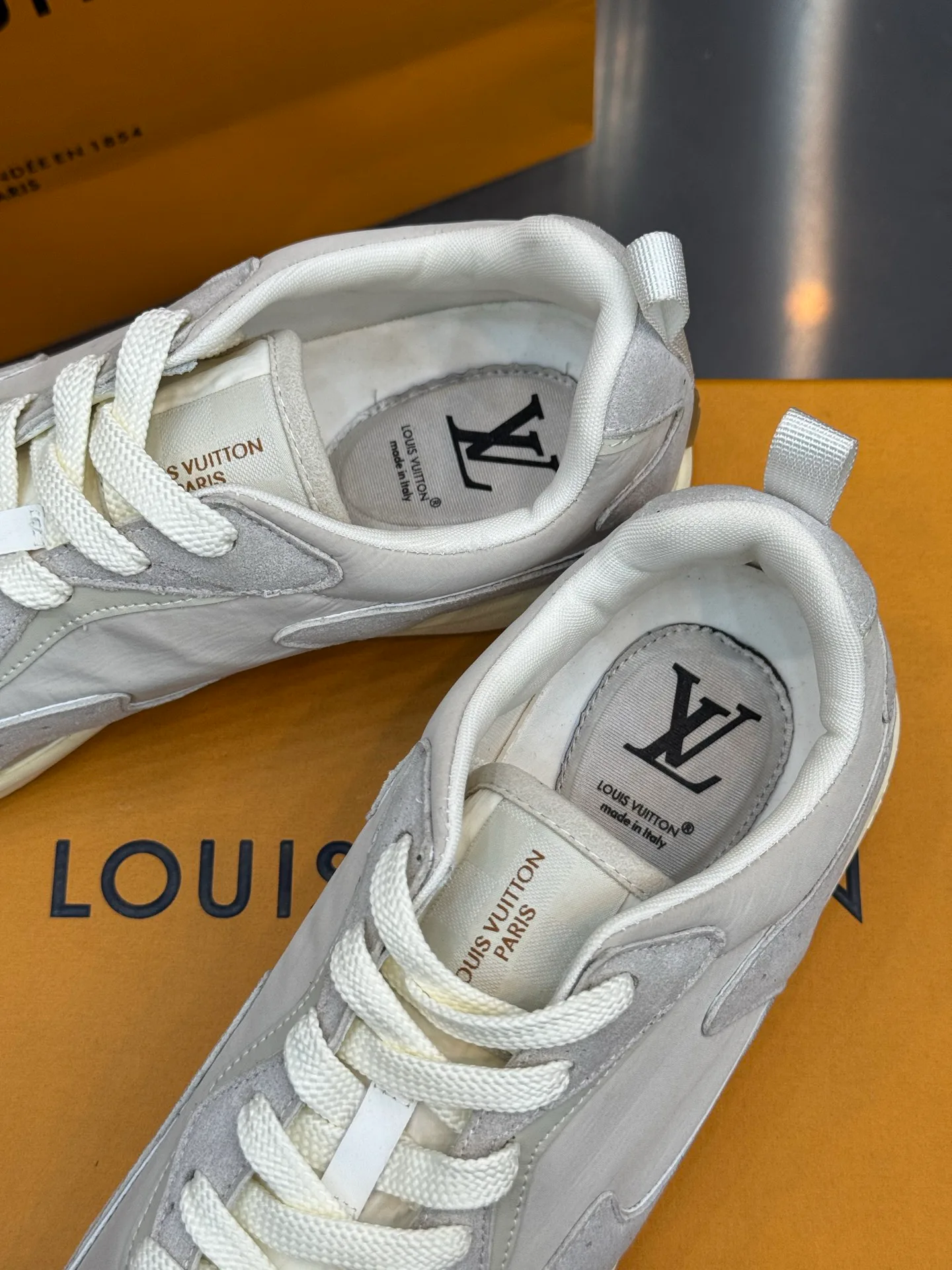 Men's Sneakers LOUIS VUITTON 18202638
