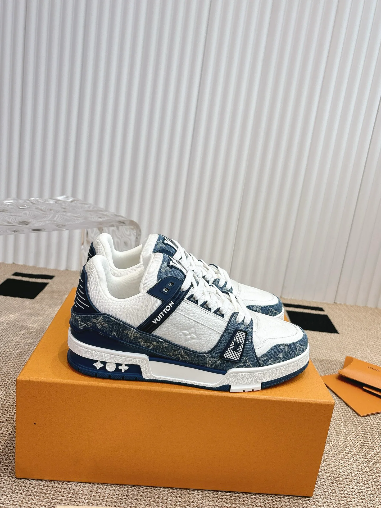 Women's Sneakers LOUIS VUITTON 18324774