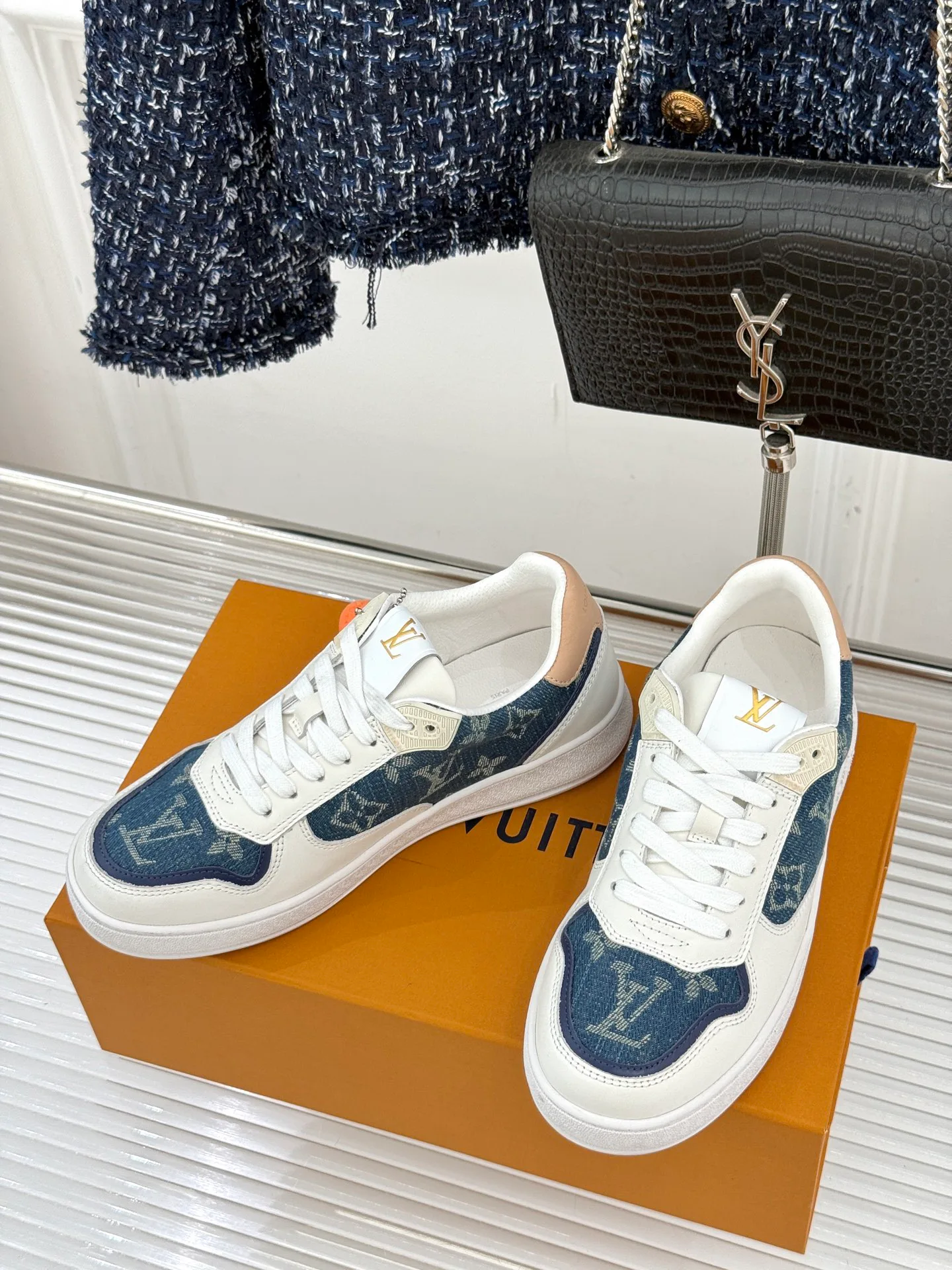 Women's Sneakers LOUIS VUITTON 18036321