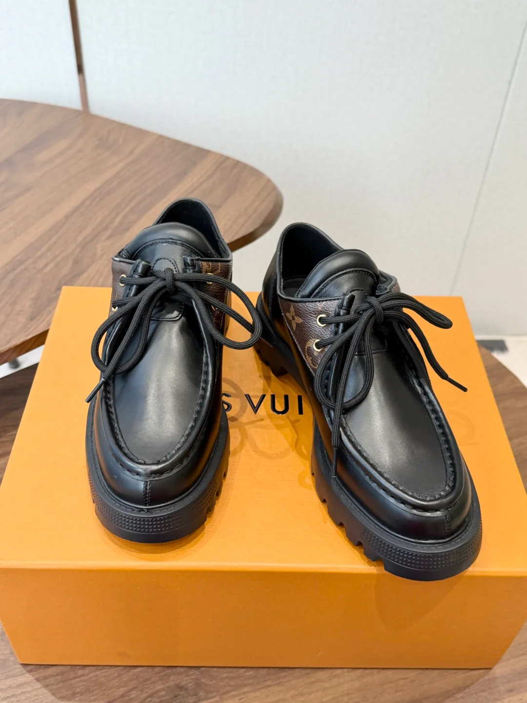 Women's Loafers And Moccasins LOUIS VUITTON 17879637
