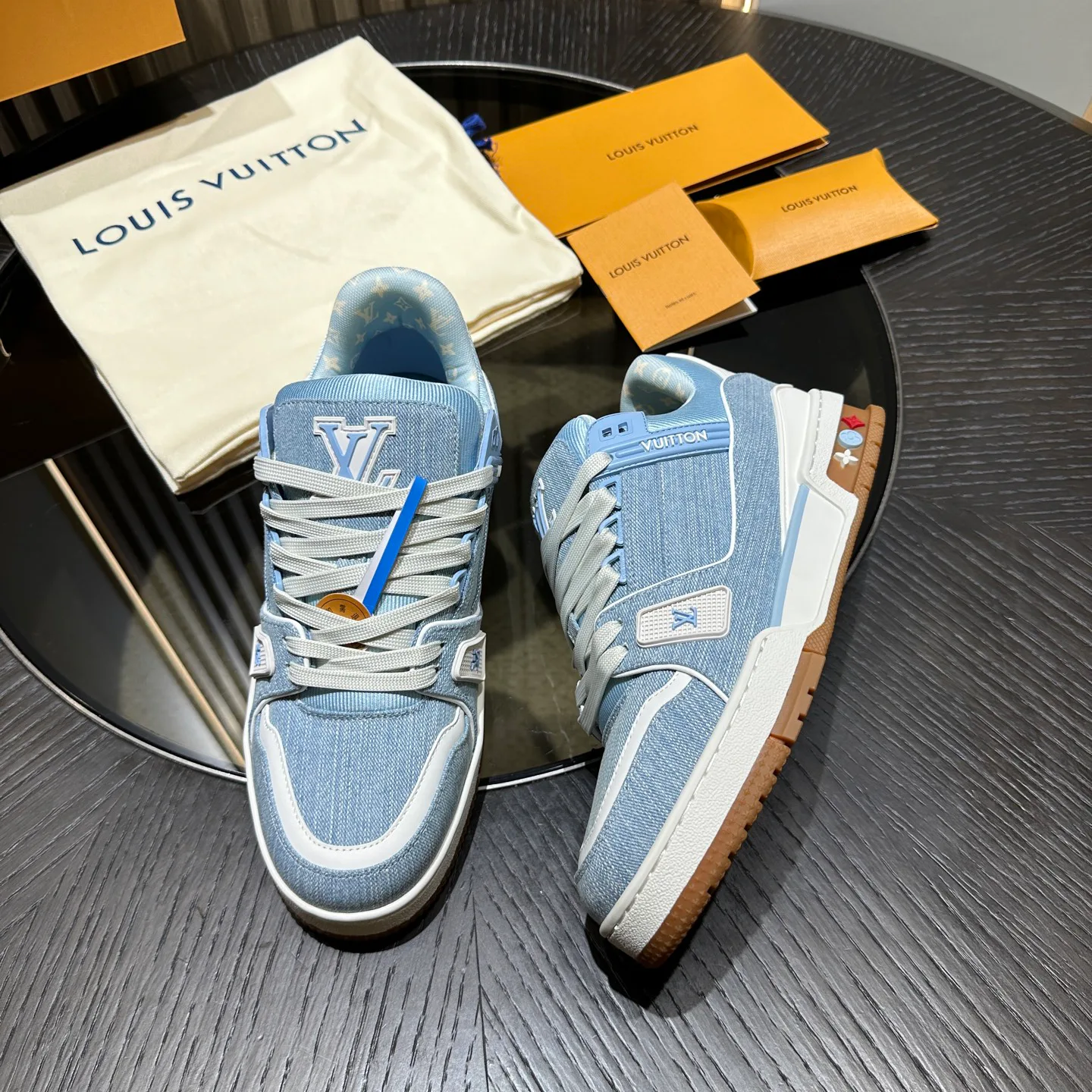 Women's Sneakers LOUIS VUITTON 18192404
