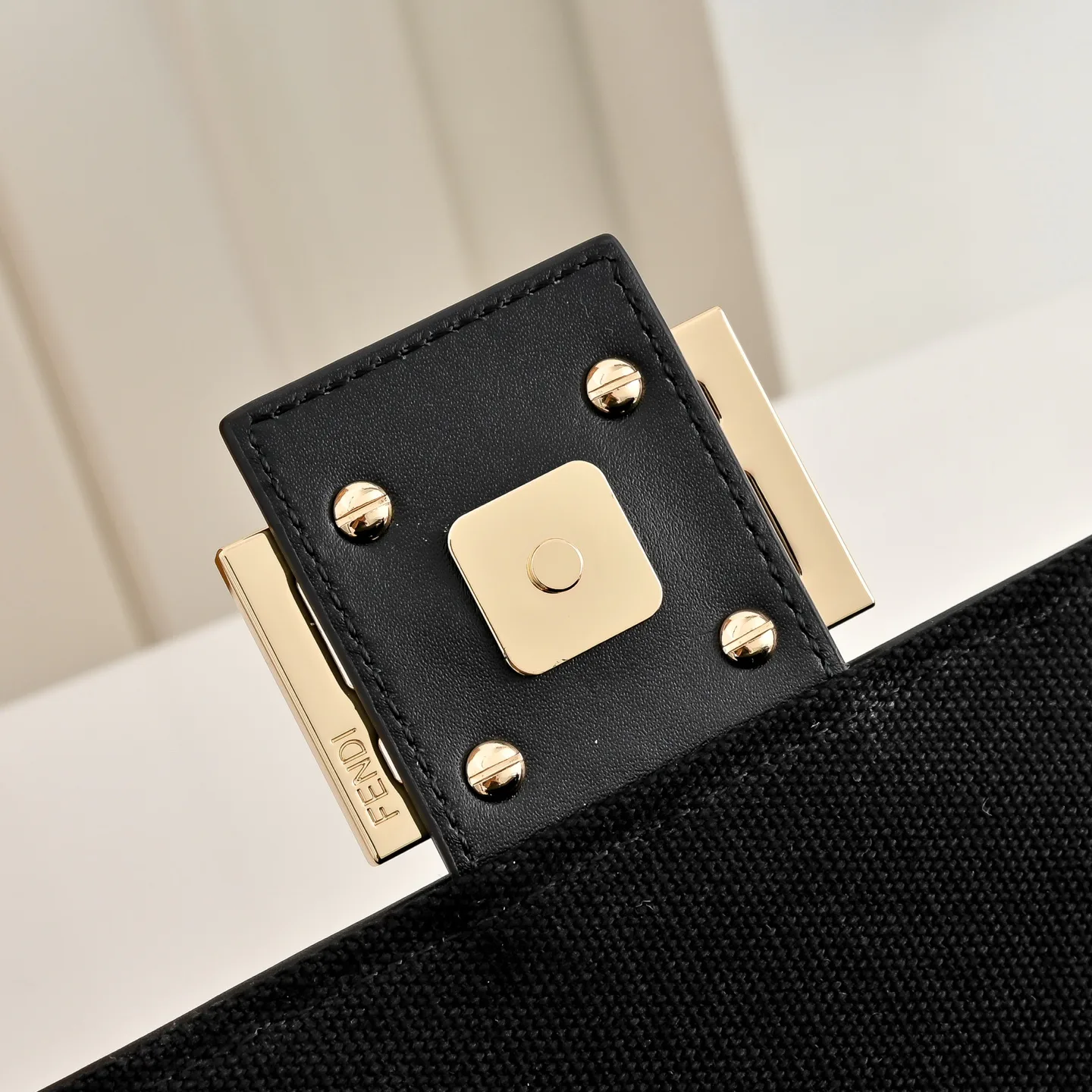 Классические Сумки Женские Fendi 18676172