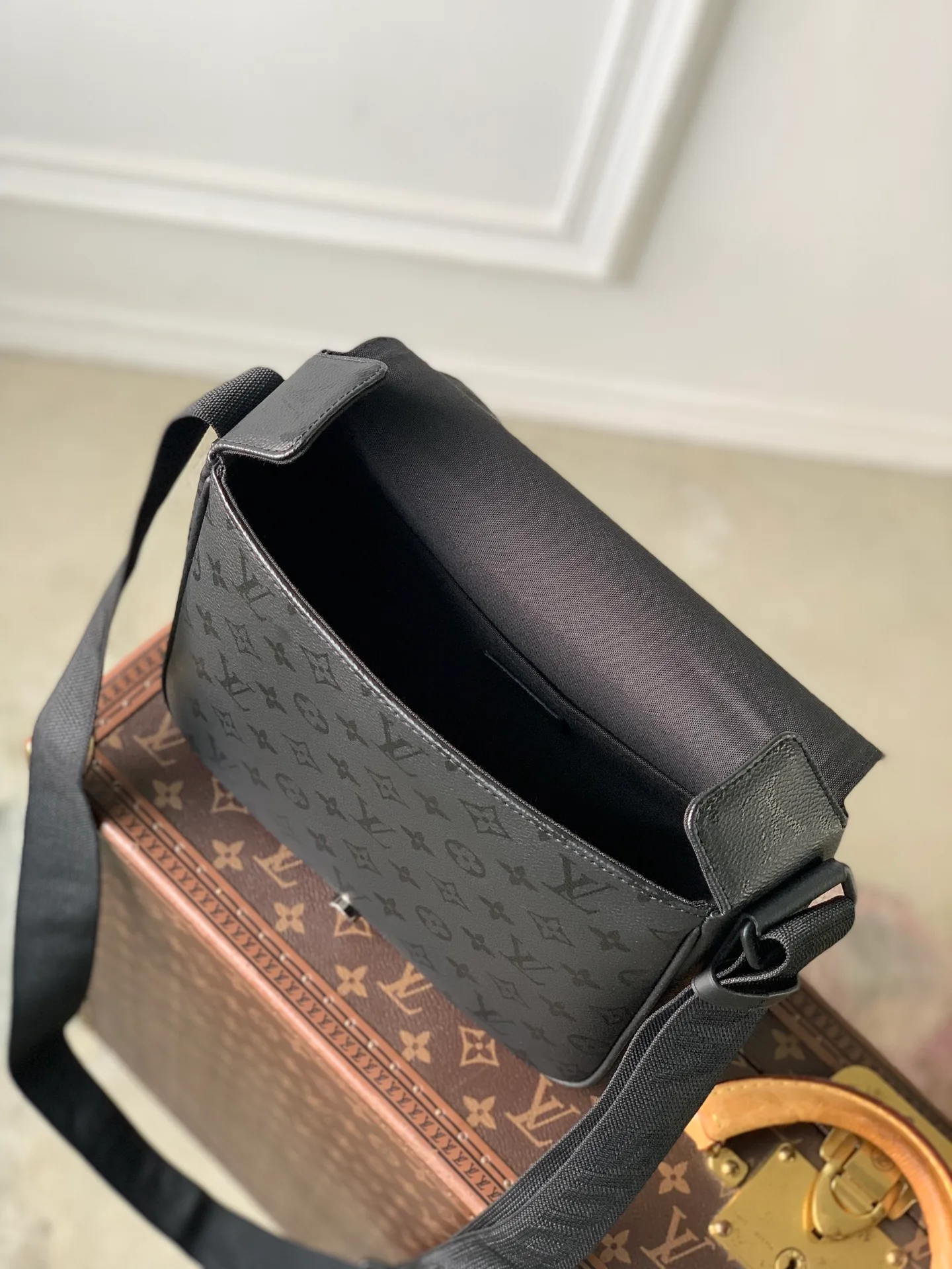 Women's Shoulder Bags LOUIS VUITTON 18147470