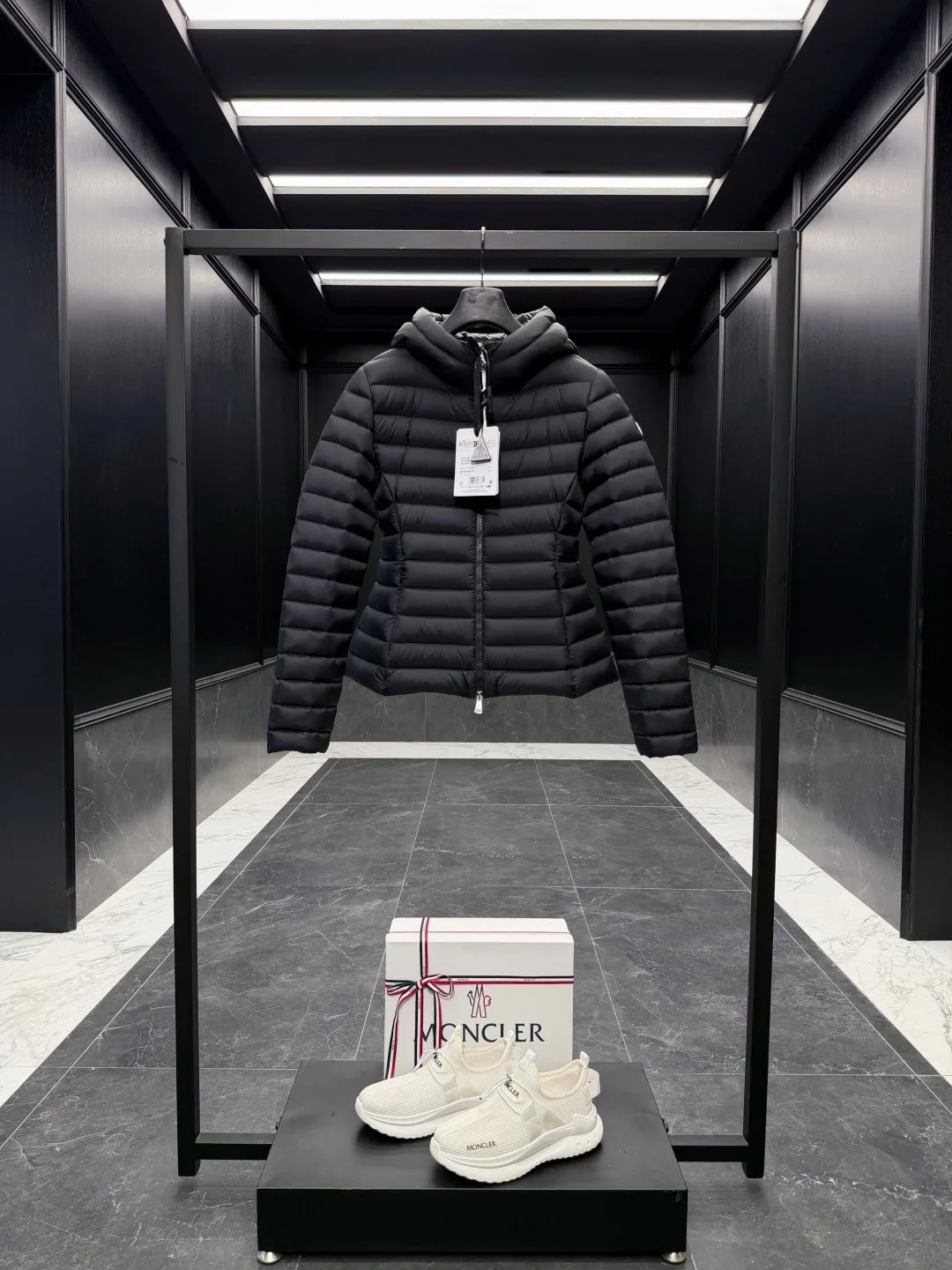 Women's Jackets And Down Jackets MONCLER 18129792