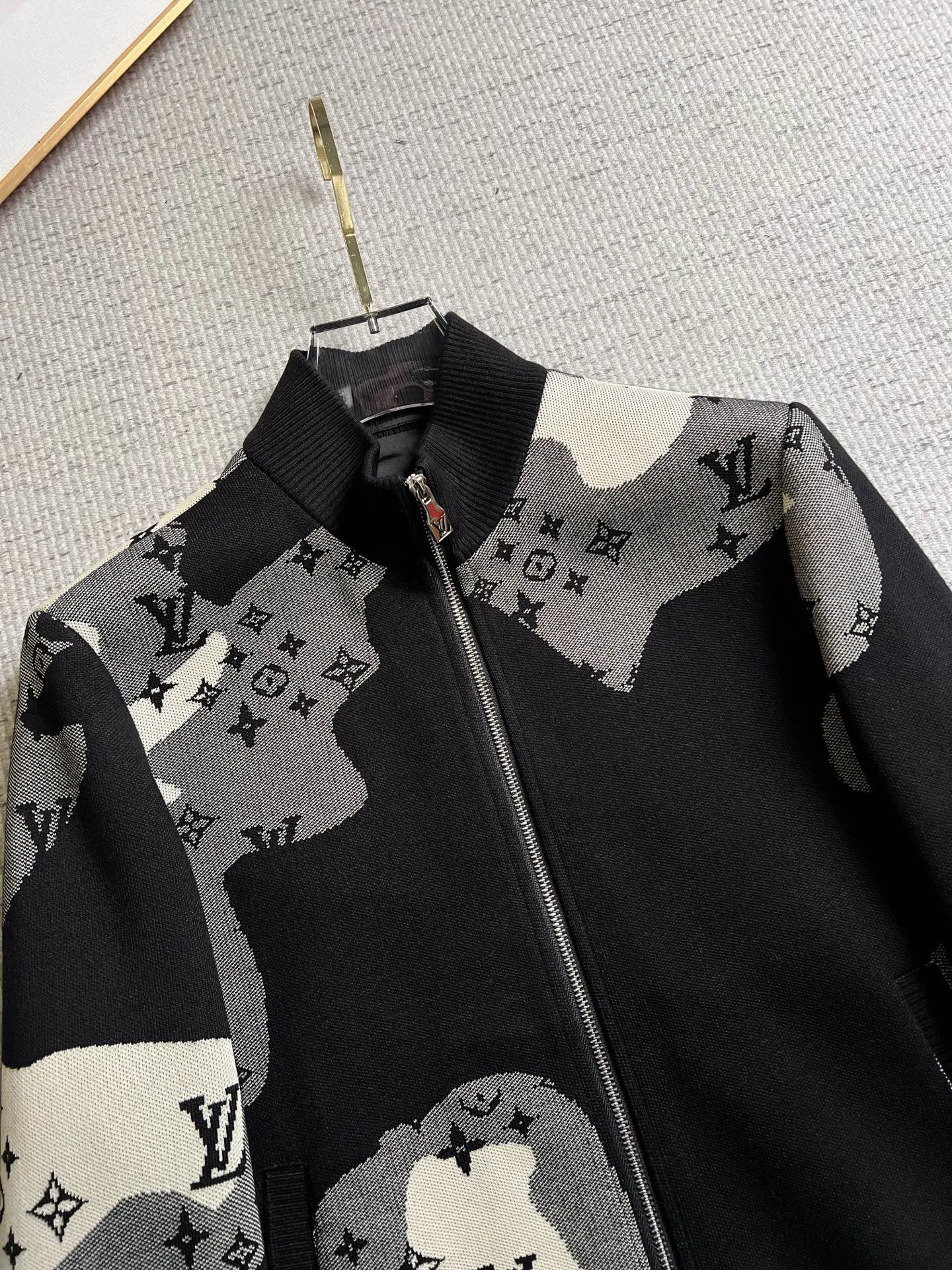 Men's Jackets And Down Jackets LOUIS VUITTON 18098408