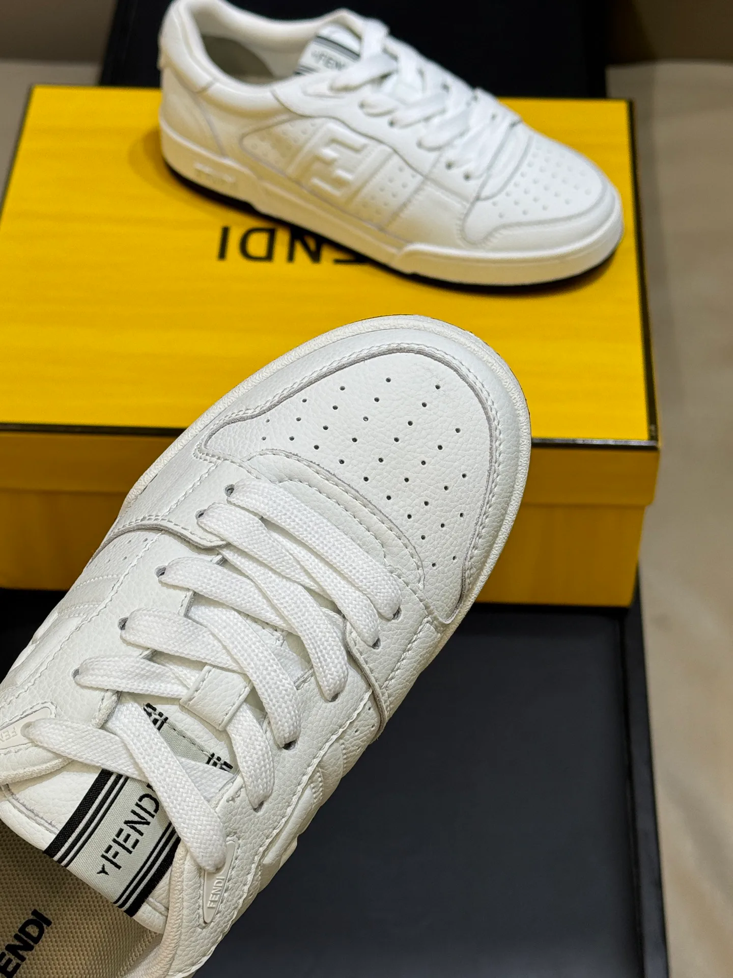 Women's Sneakers FENDI 18073186