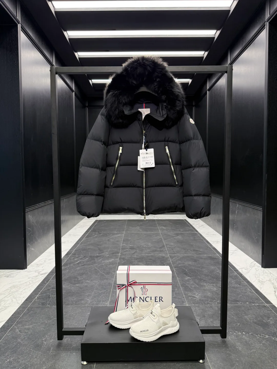 Women's Jackets And Down Jackets MONCLER 18510381