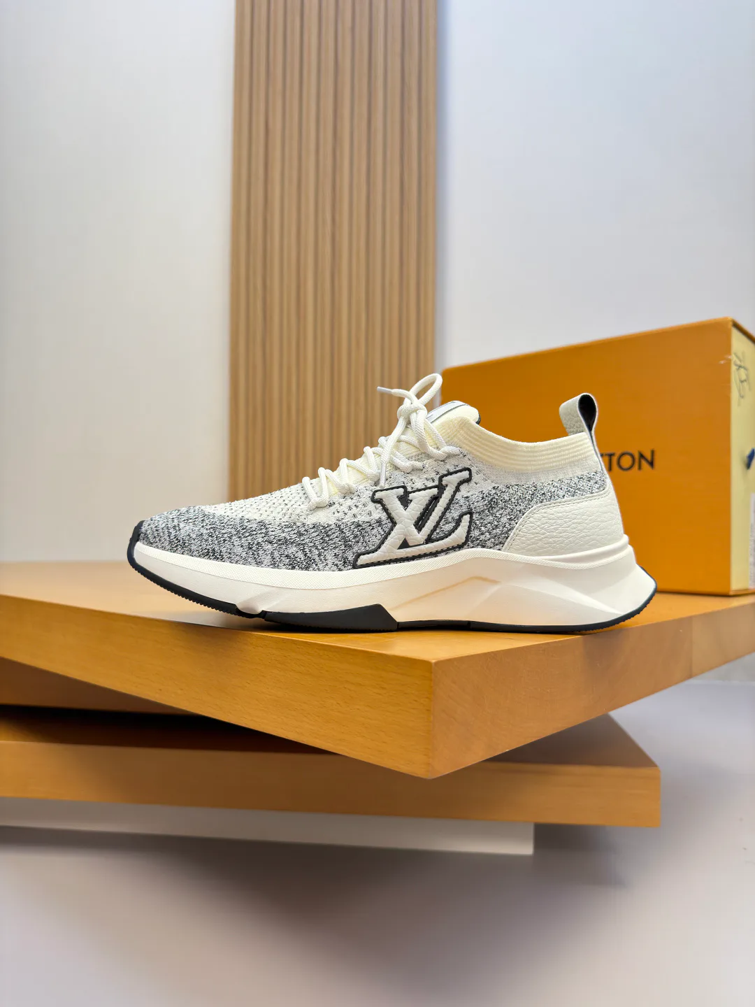Men's Sneakers LOUIS VUITTON 18142541