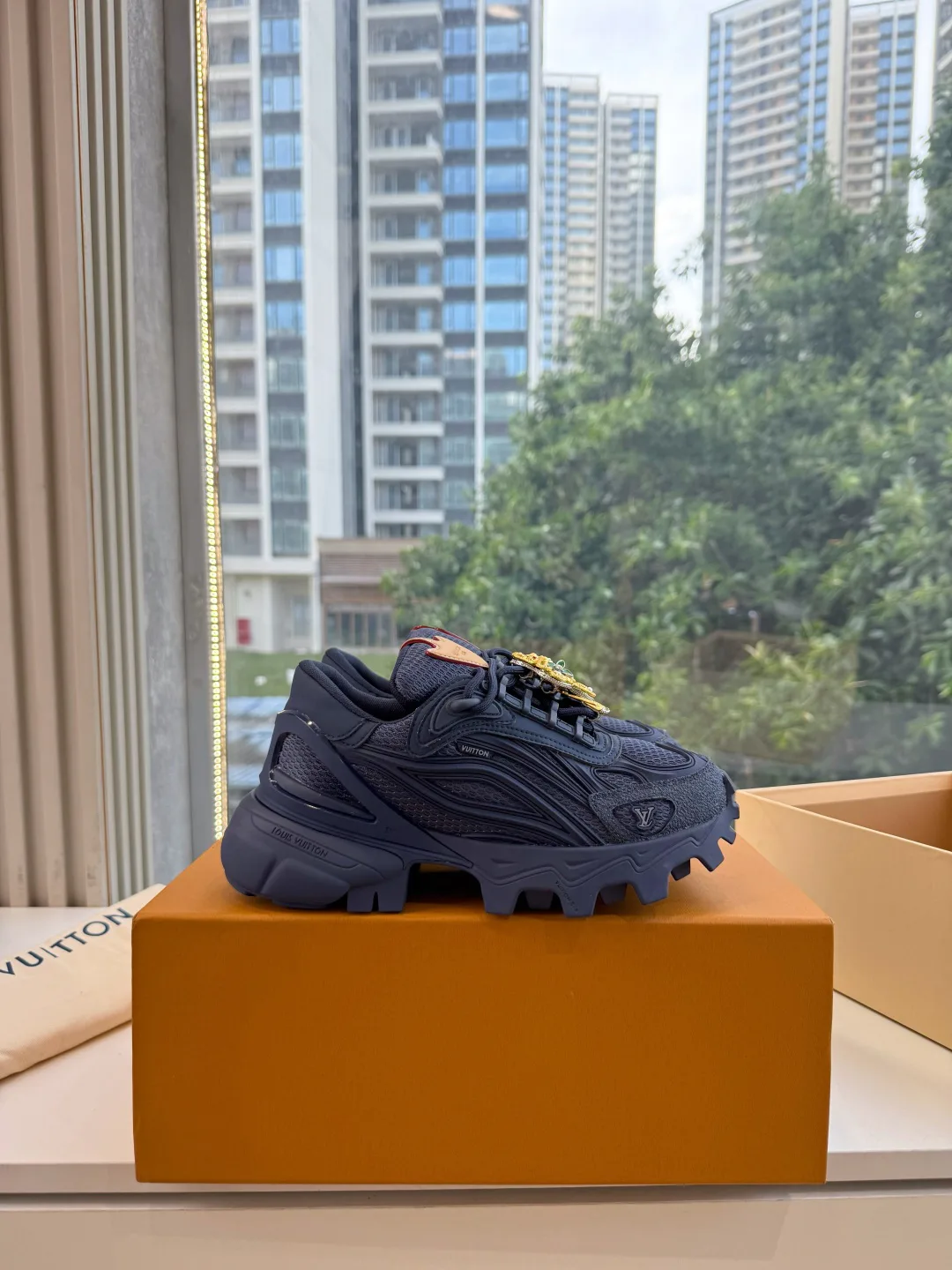 Women's Sneakers LOUIS VUITTON 18053492