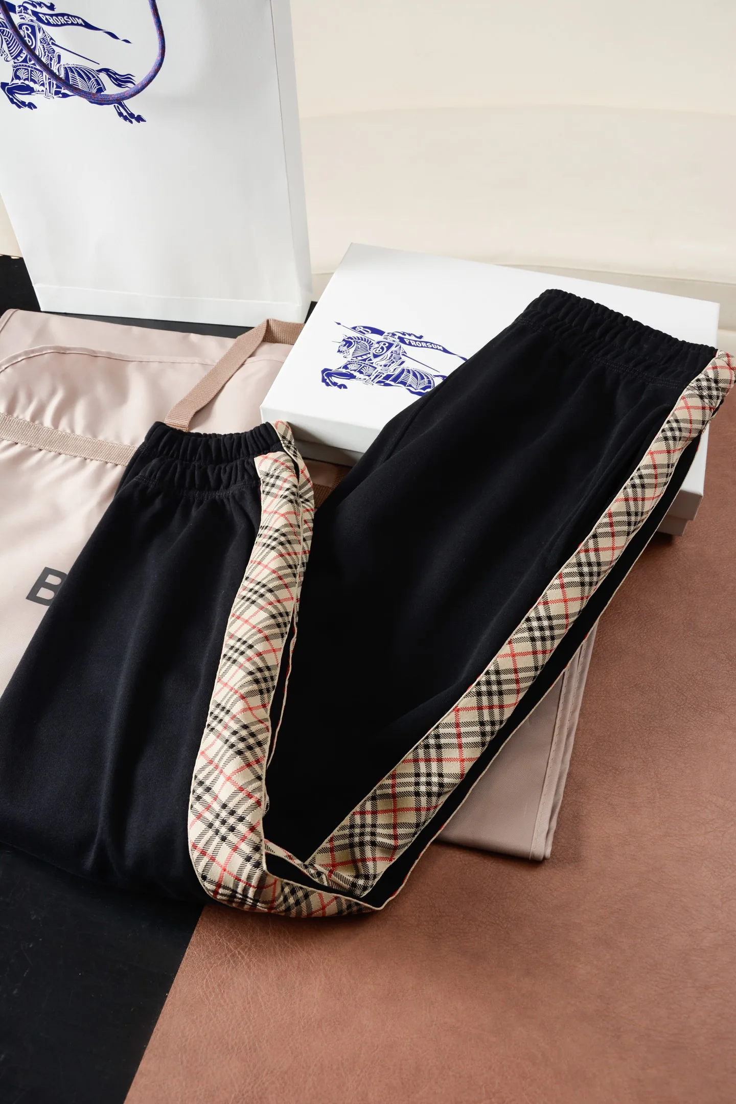 Men's Trousers BURBERRY 18141452