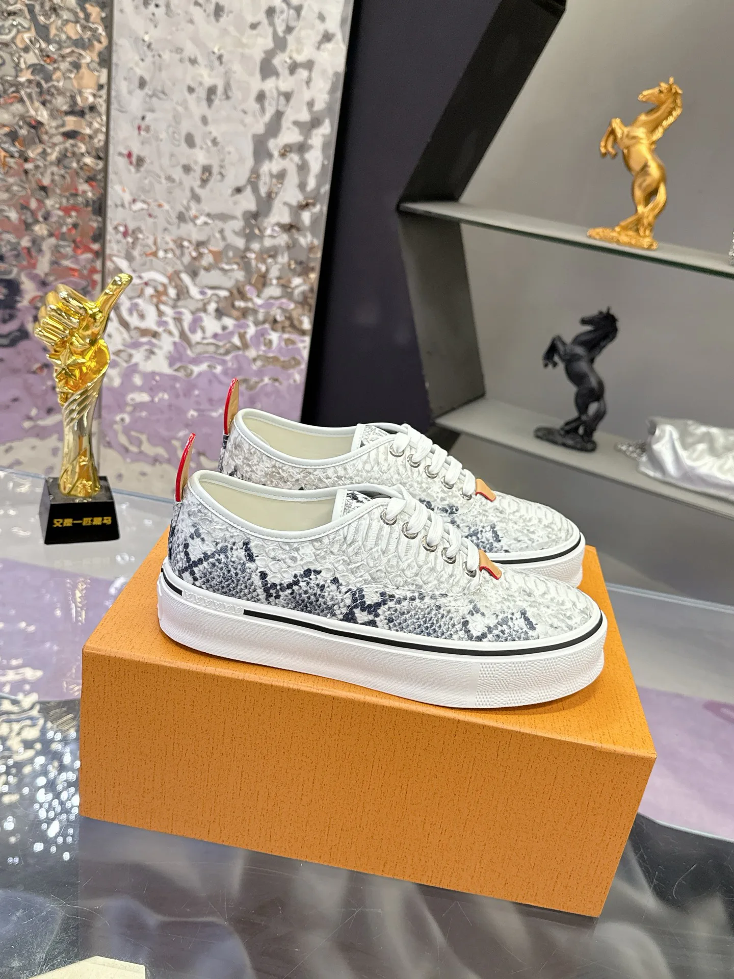 Men's Sneakers LOUIS VUITTON 17930911