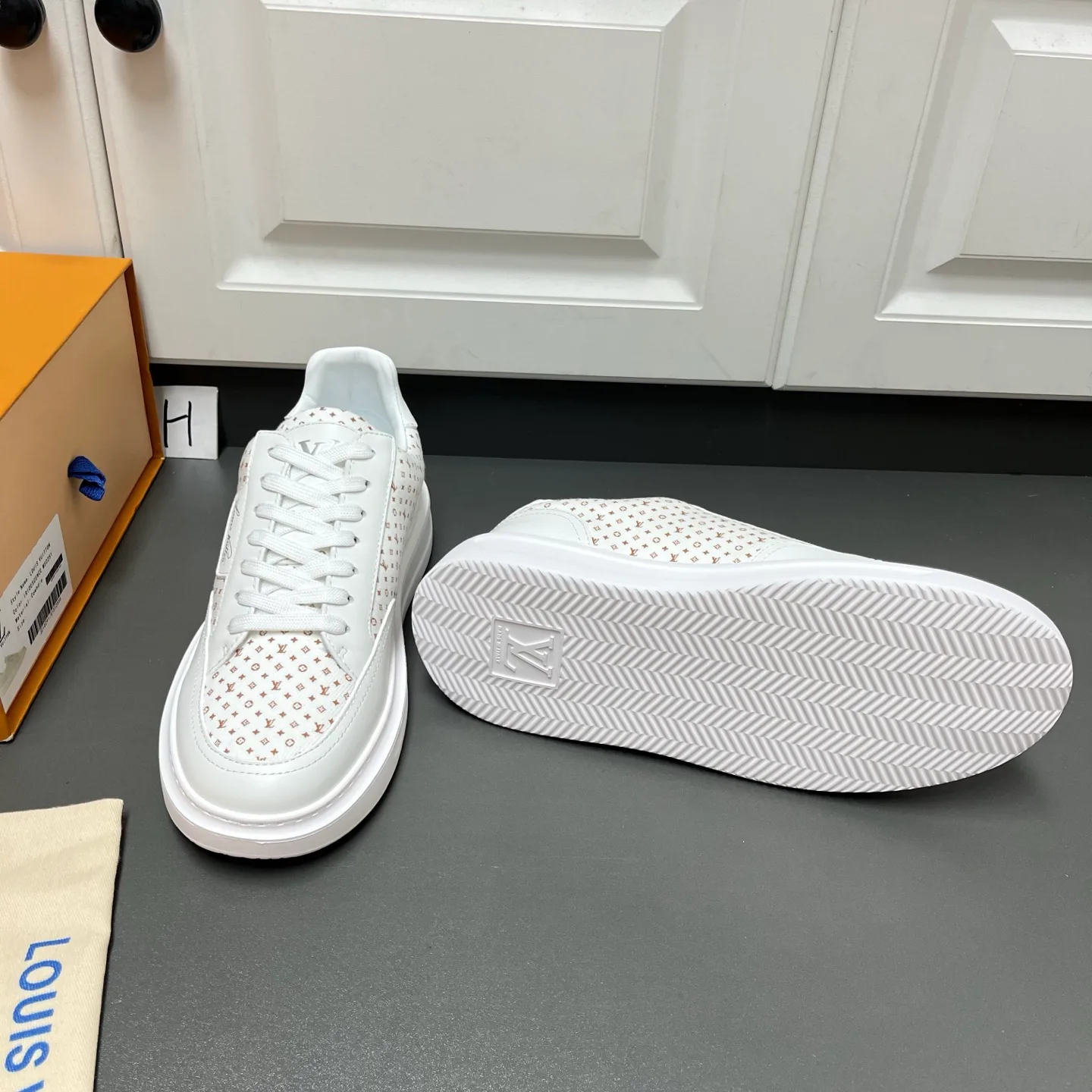 Men's Sneakers LOUIS VUITTON 18500178