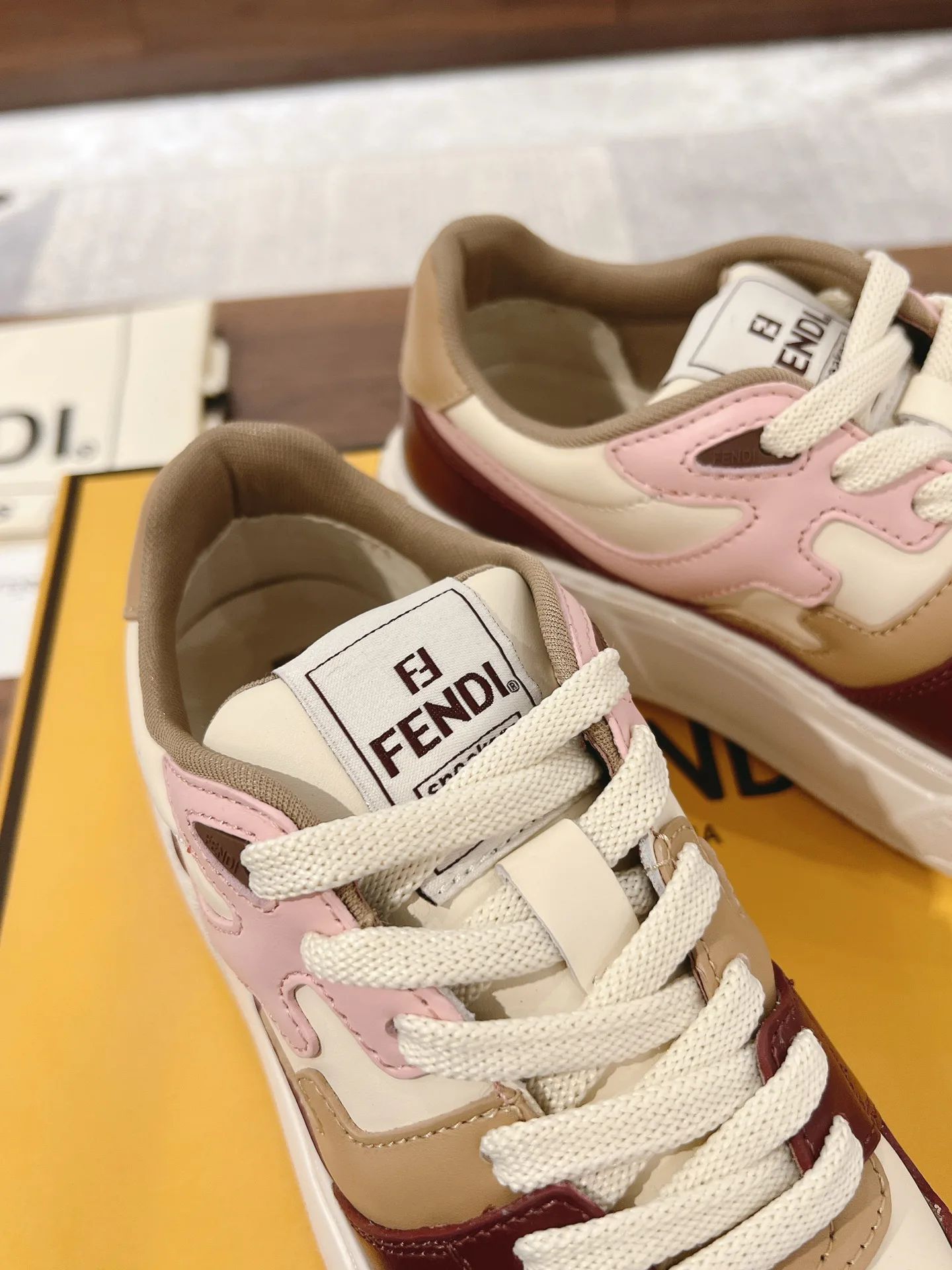 Women's Sneakers FENDI 18219633