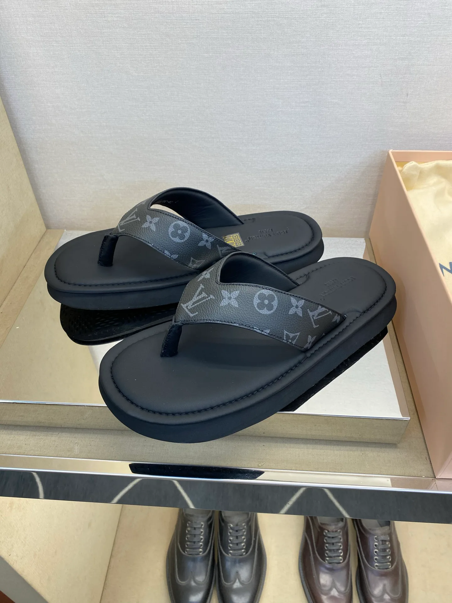 Men's Flip-Flops LOUIS VUITTON 17706387