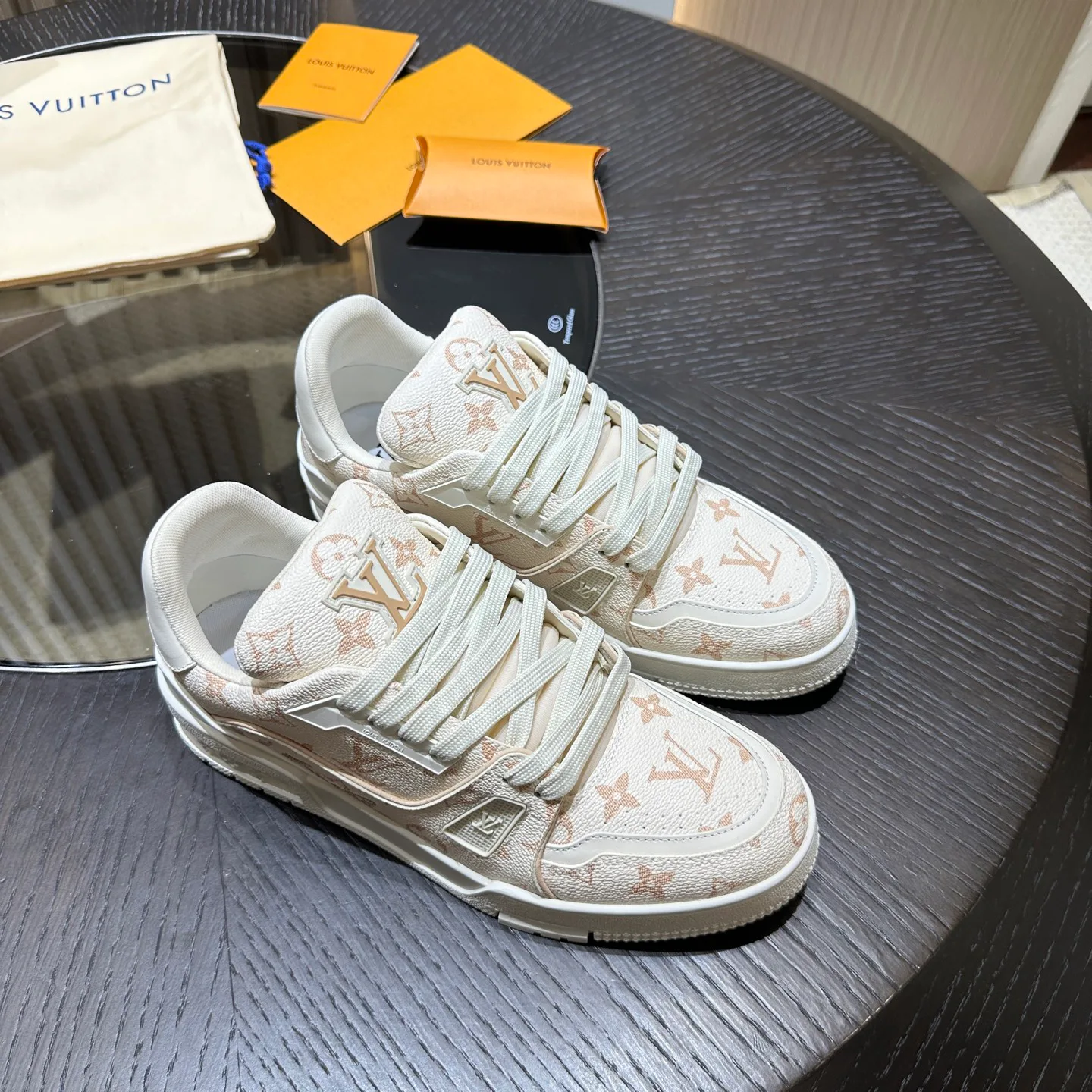 Men's Sneakers LOUIS VUITTON 18192385