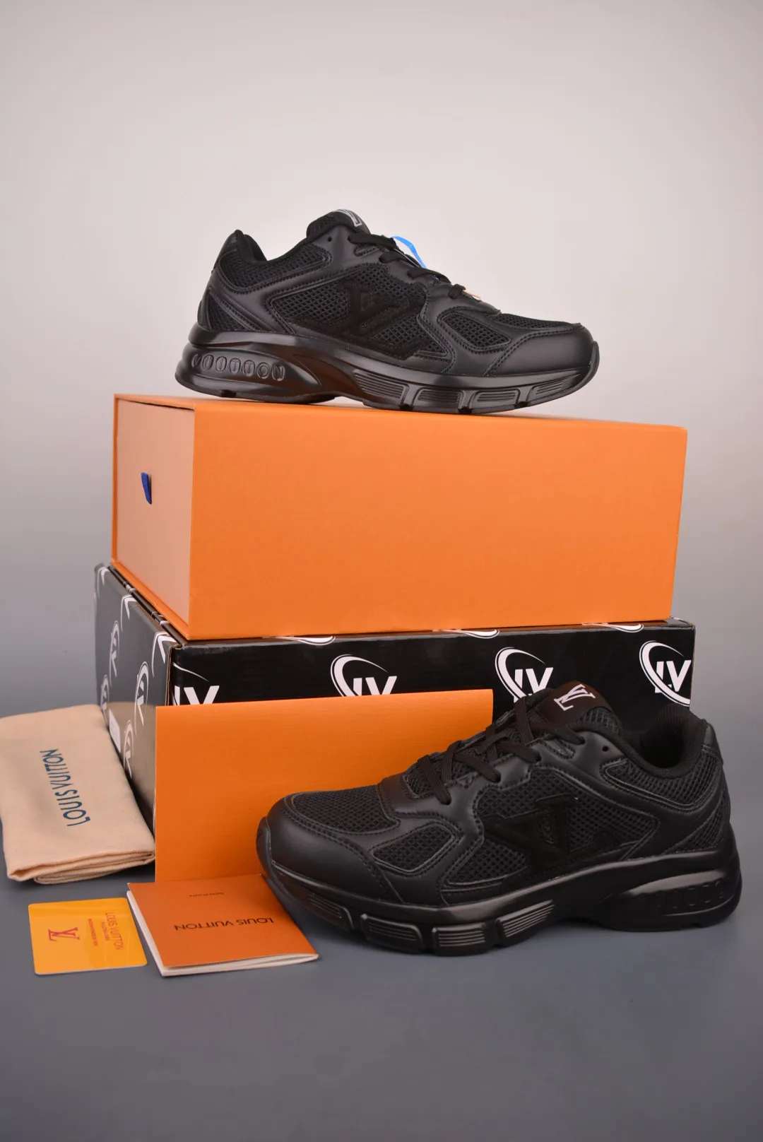 Men's Sneakers LOUIS VUITTON 17429976