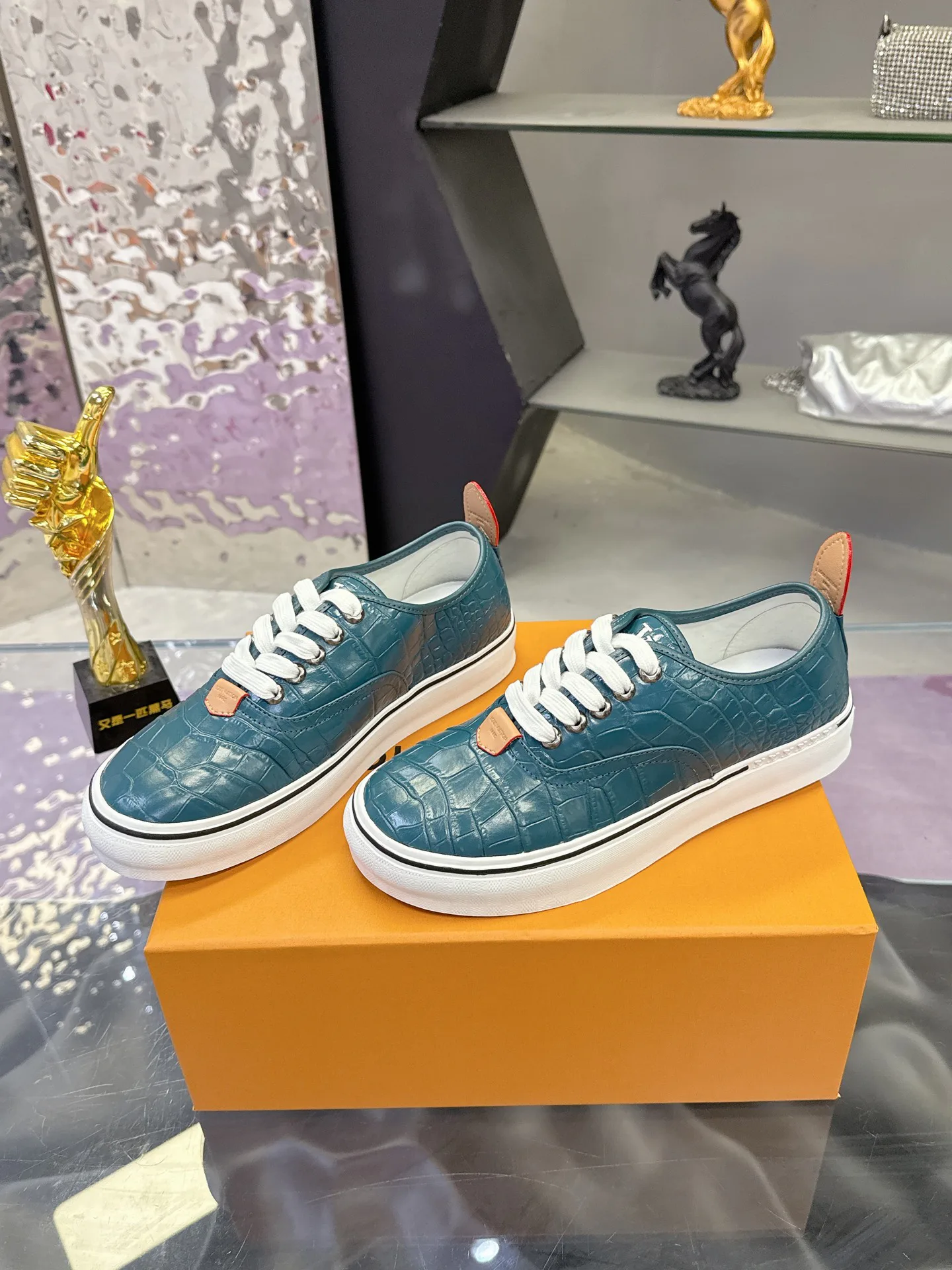 Men's Sneakers LOUIS VUITTON 17930915