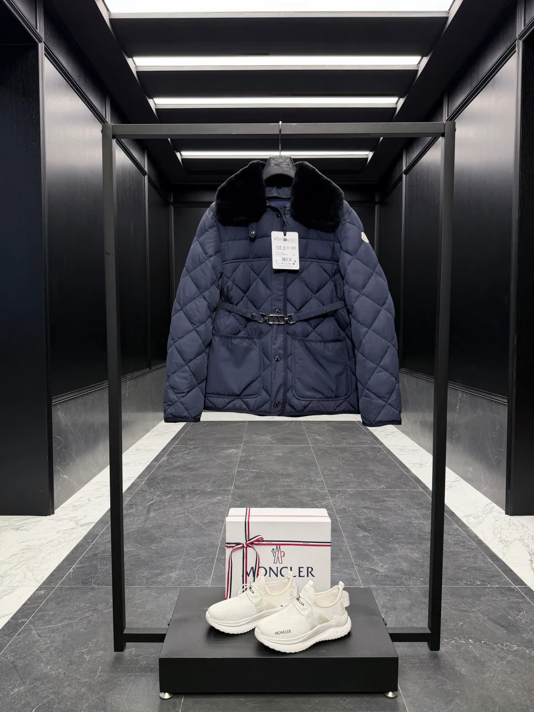 Women's Jackets And Down Jackets MONCLER 18111371