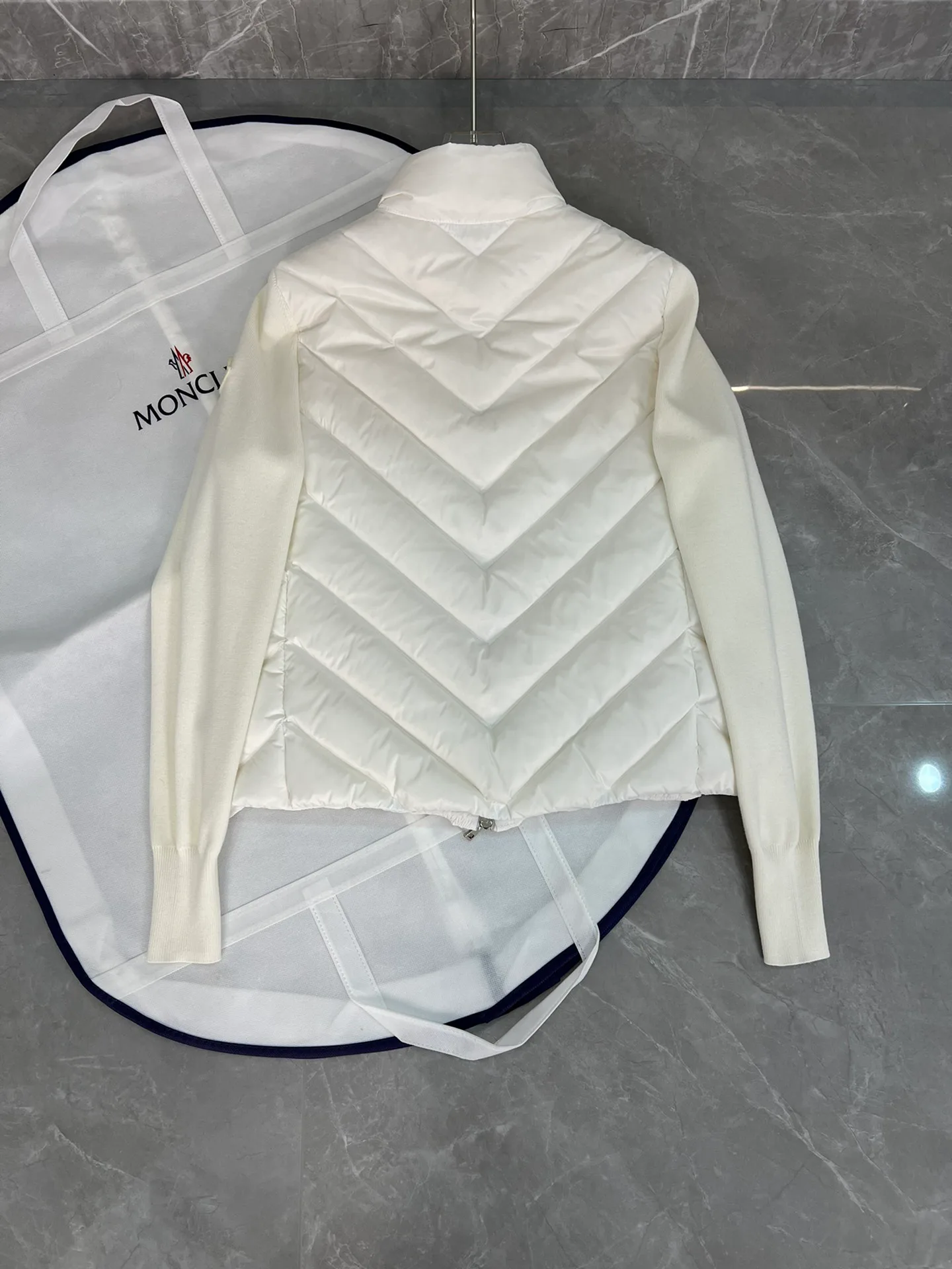 Куртки И Пуховики Женские Moncler 18599772