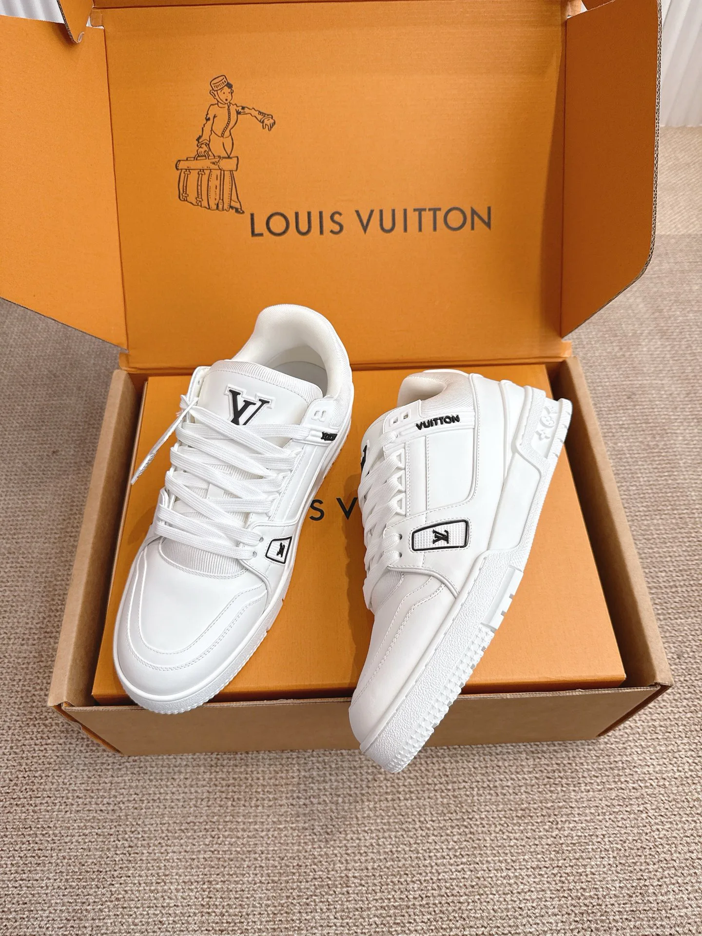 Women's Sneakers LOUIS VUITTON 18324748