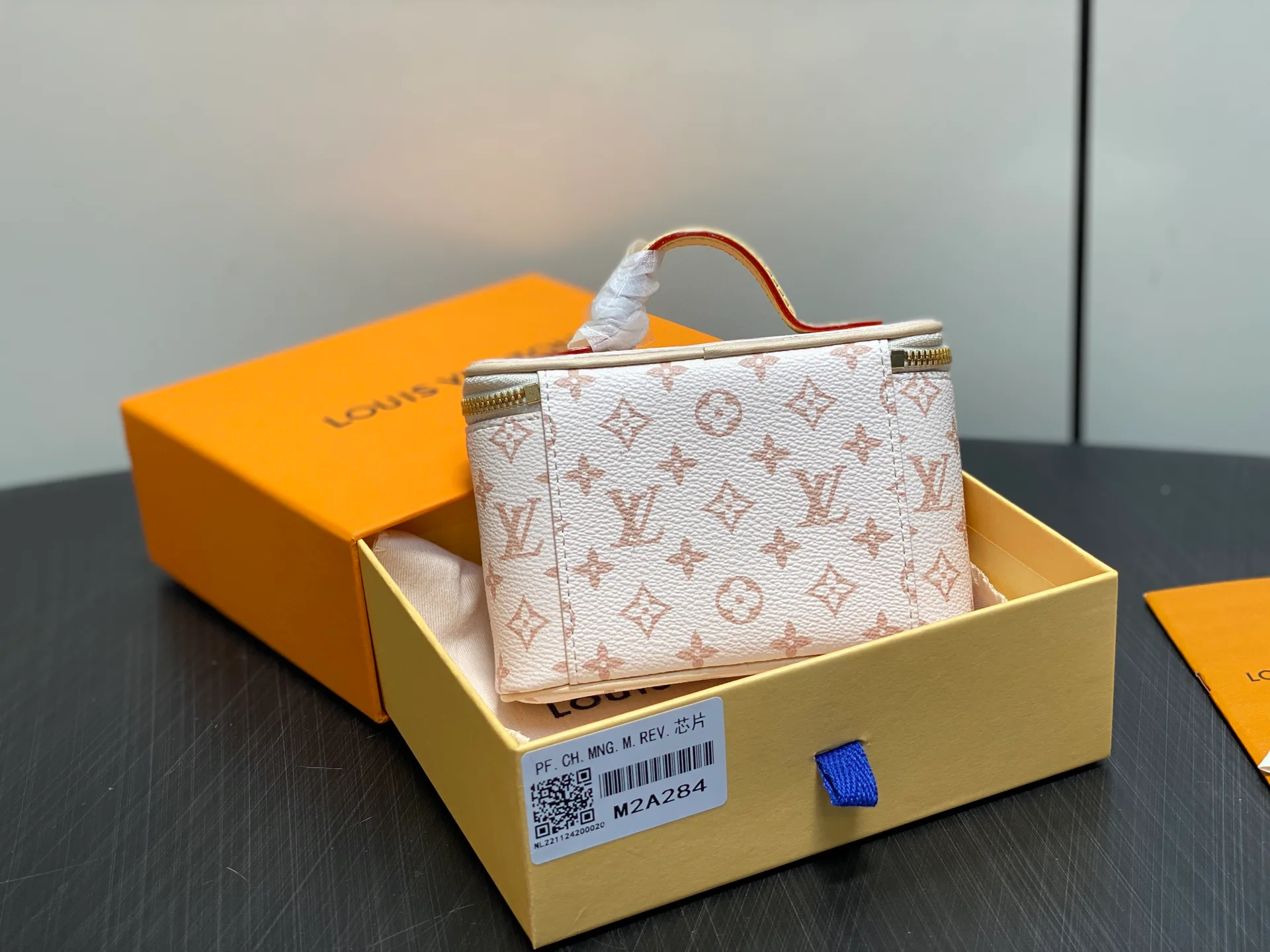 Клатчи Женские Louis Vuitton 18644359