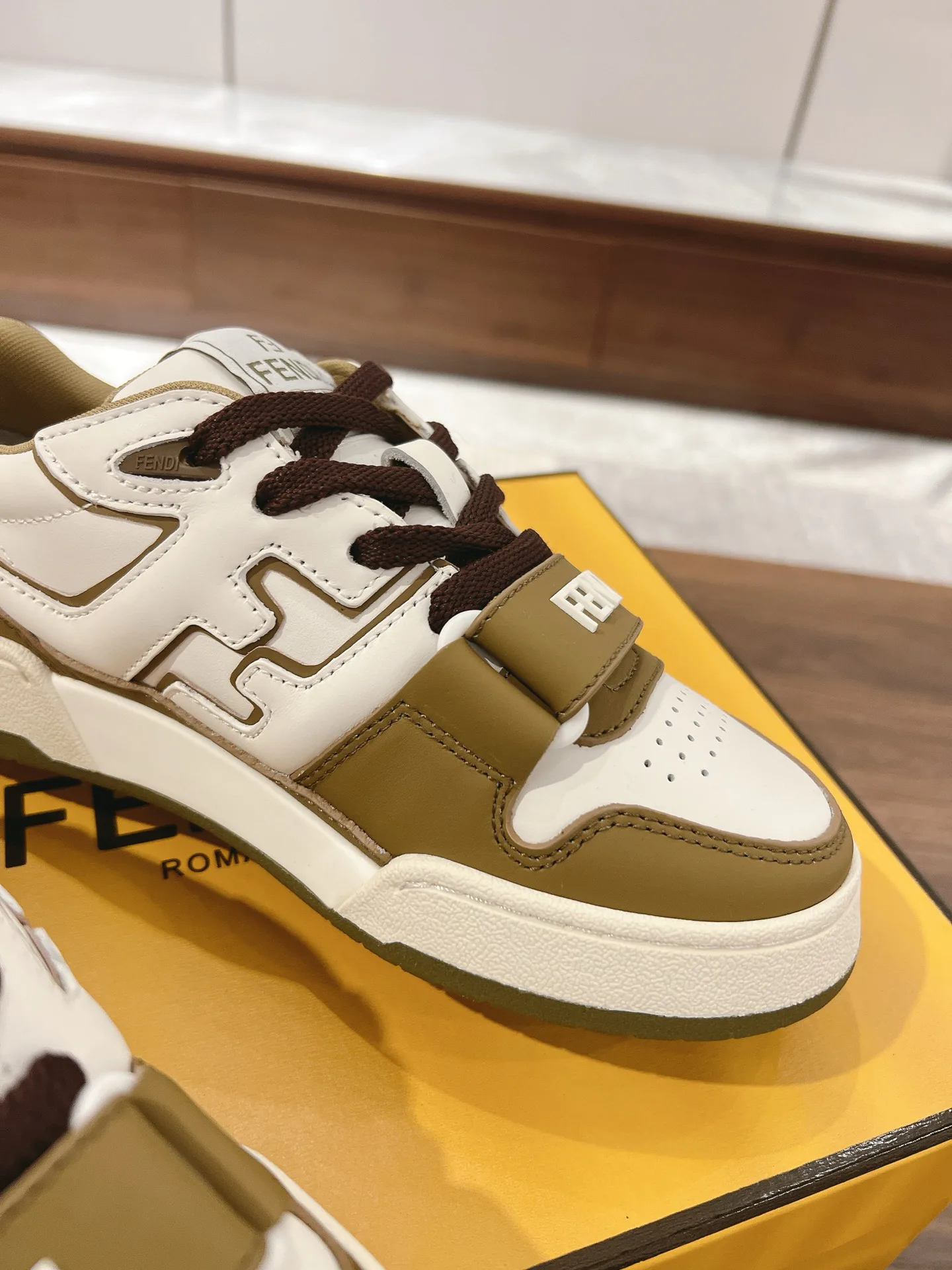 Women's Sneakers FENDI 18219542
