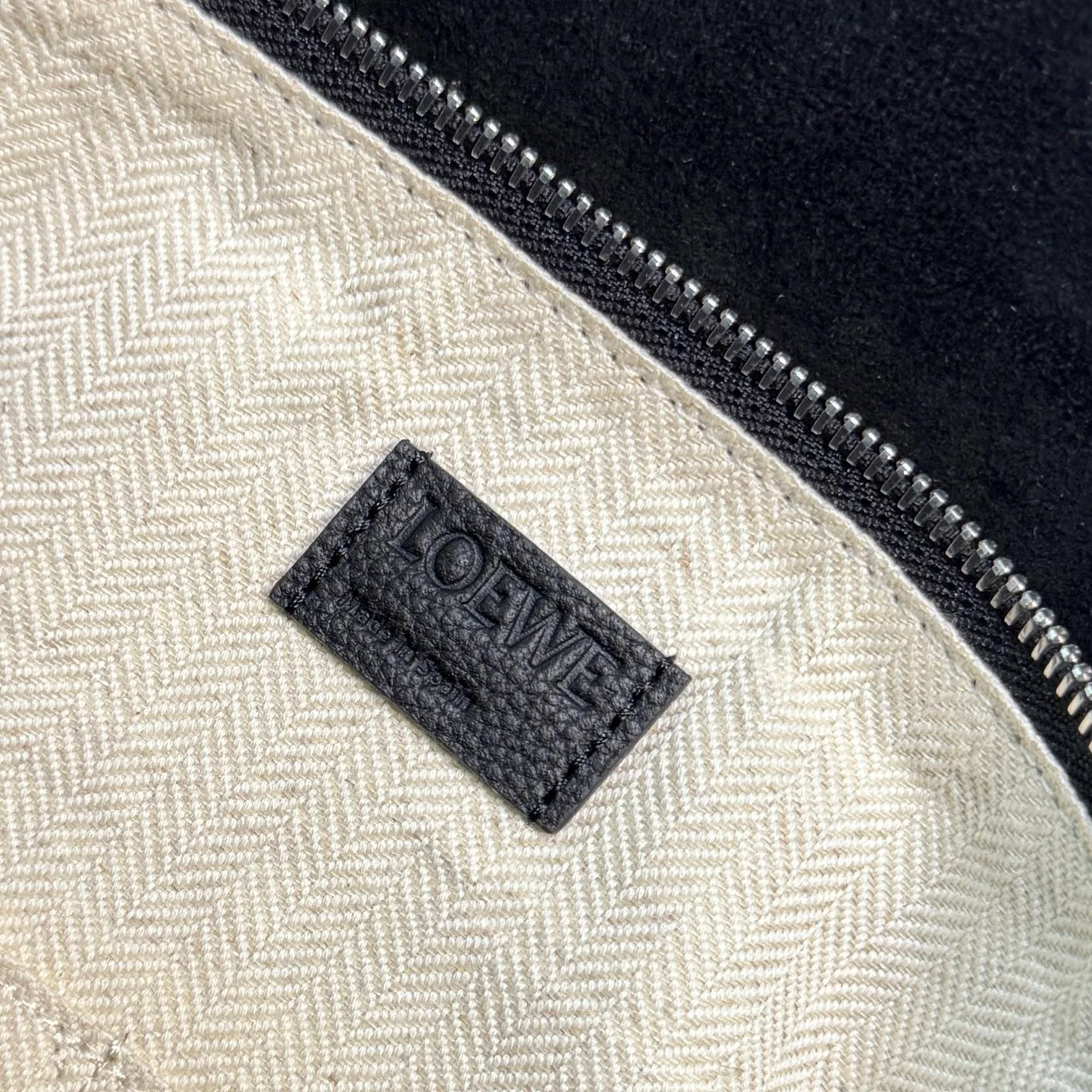 Women's Classic Handbags LOEWE 18030346