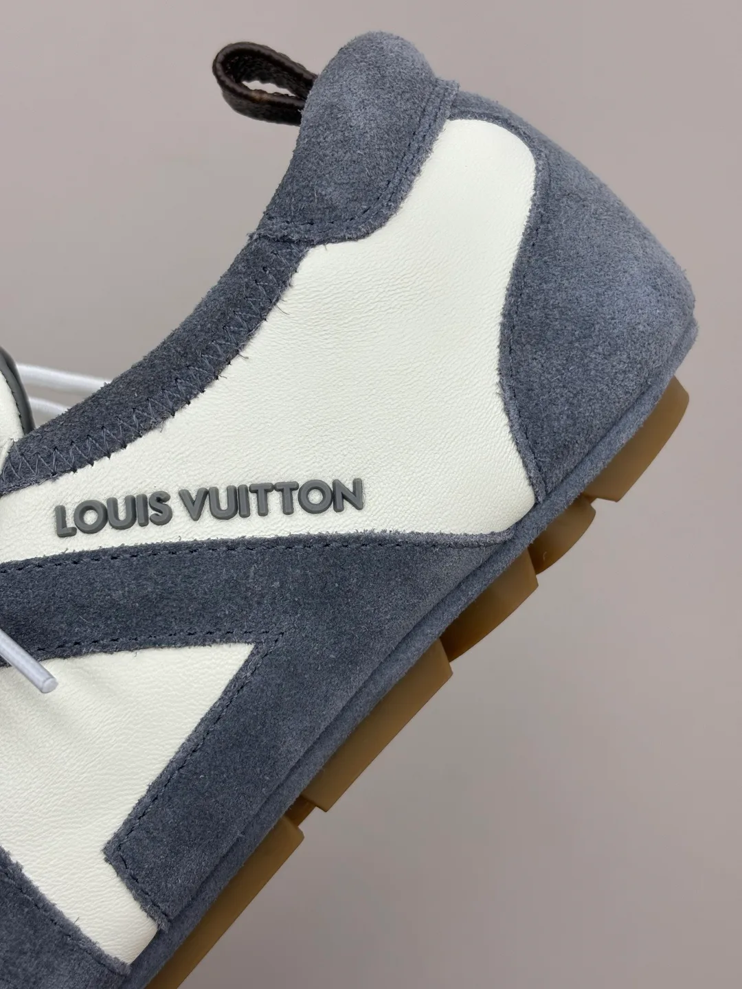 Women's Sneakers LOUIS VUITTON 18006202