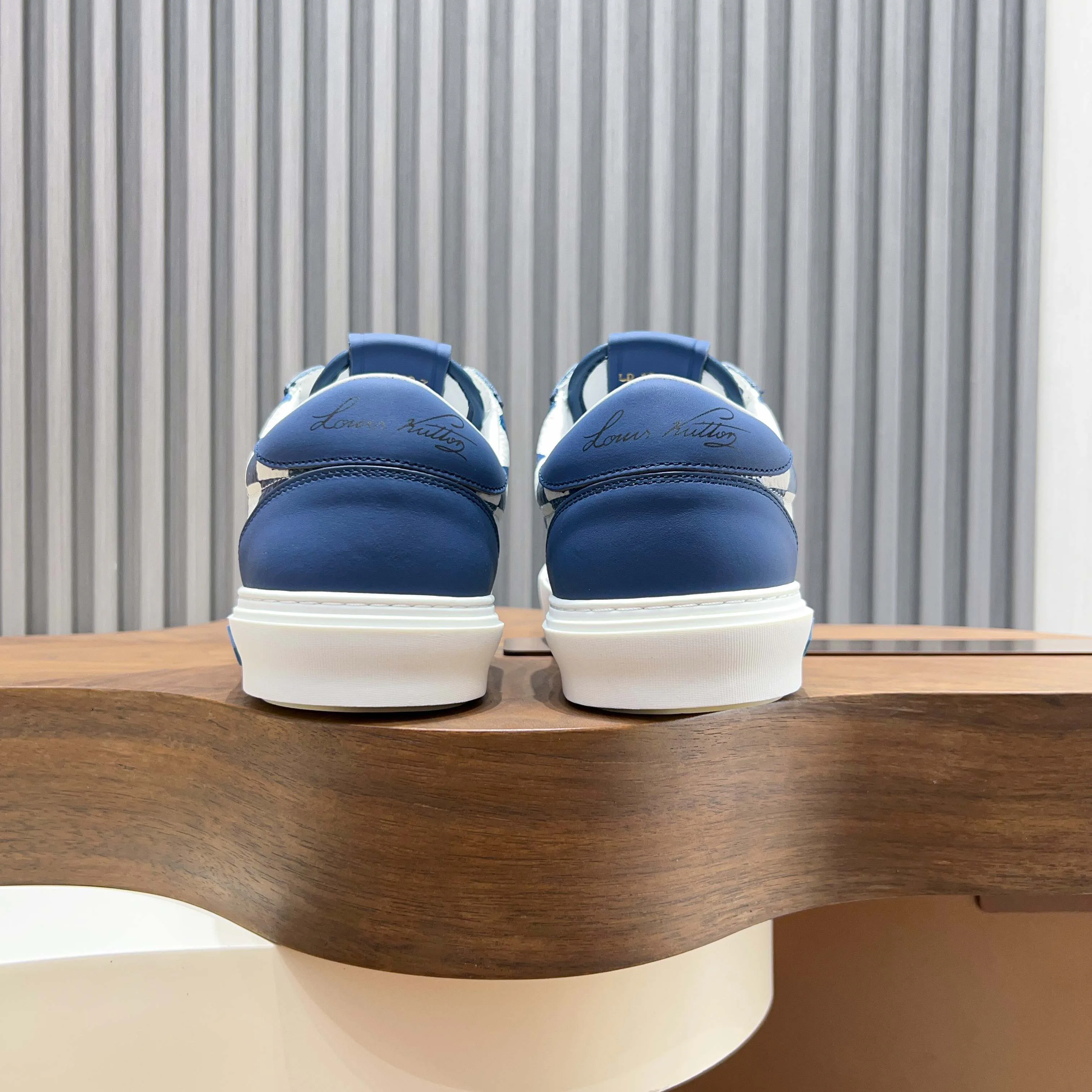 Men's Sneakers LOUIS VUITTON 18117102