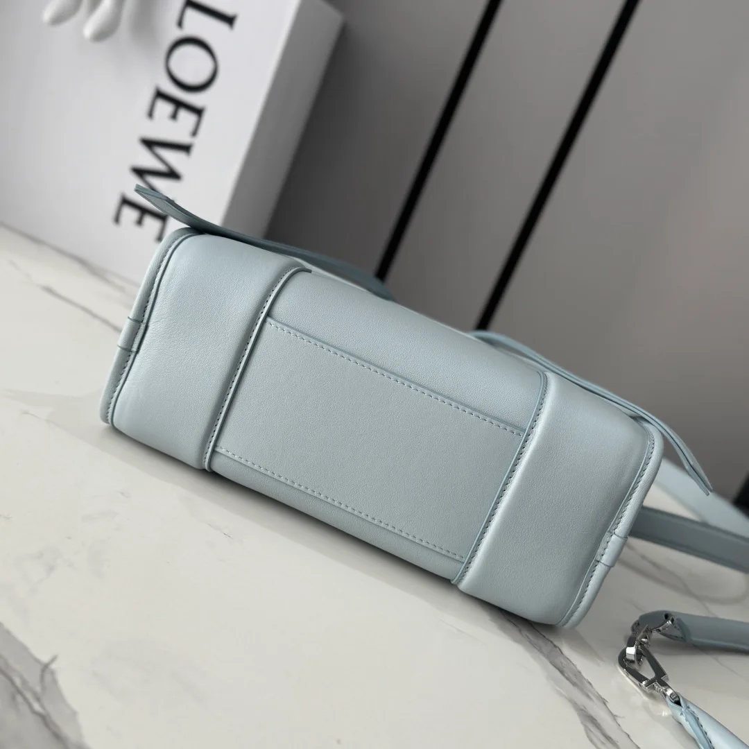 Women's Classic Handbags LOEWE 18229668